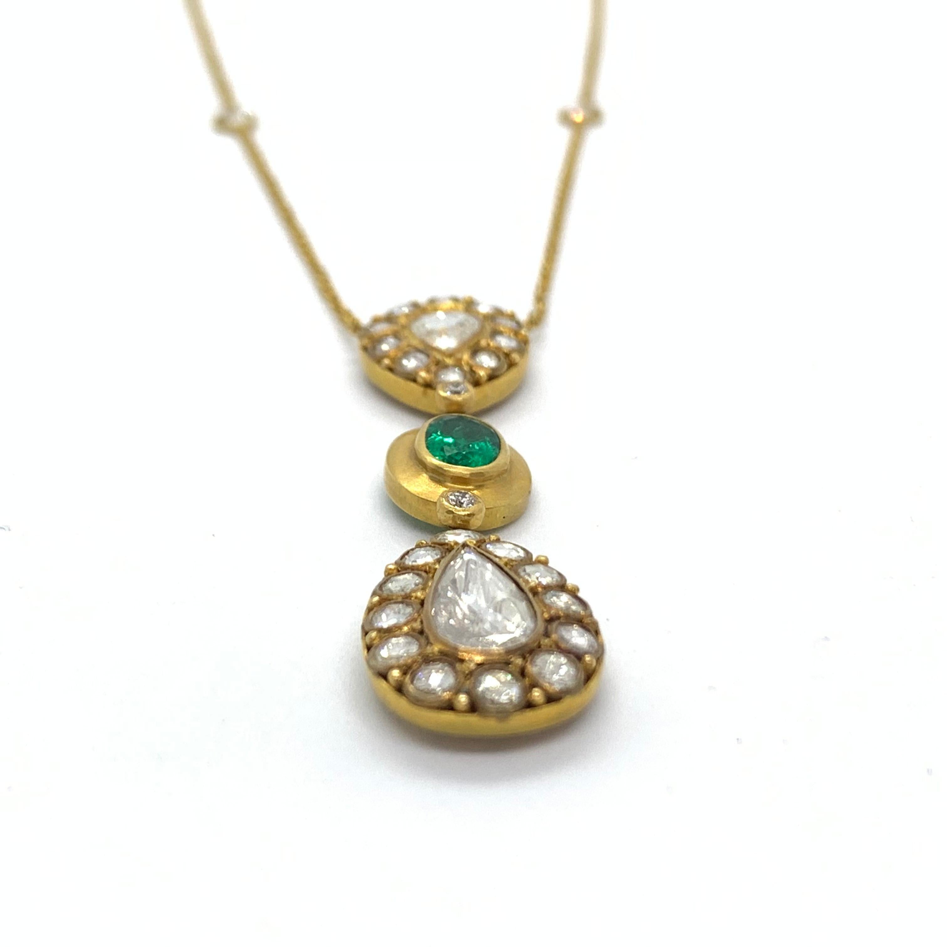 Necklace with 2.28 Carats Diamonds and Emeralds Handcrafted in 18k Gold For Sale 5