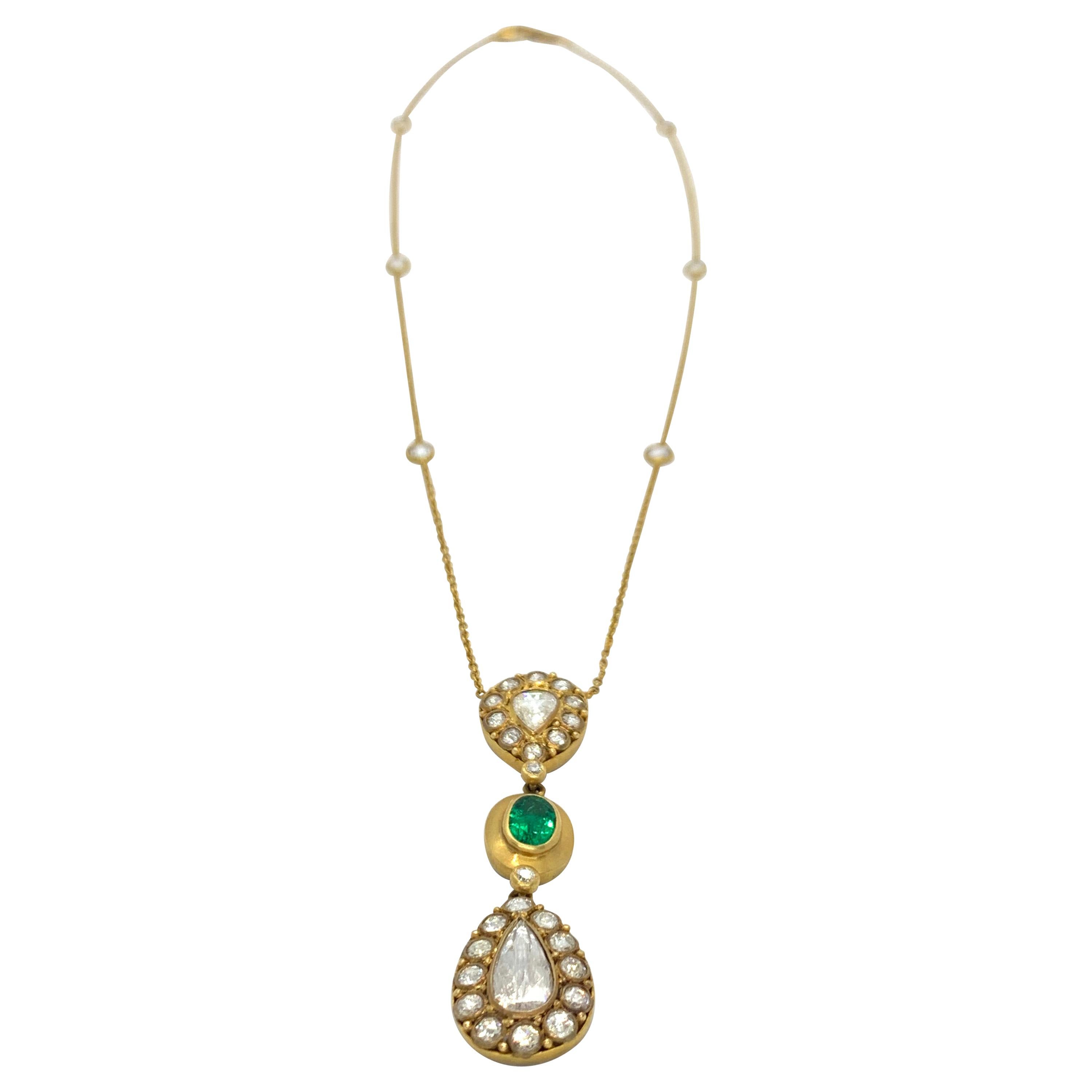 Necklace with 2.28 Carats Diamonds and Emeralds Handcrafted in 18k Gold In New Condition For Sale In Jaipur, IN