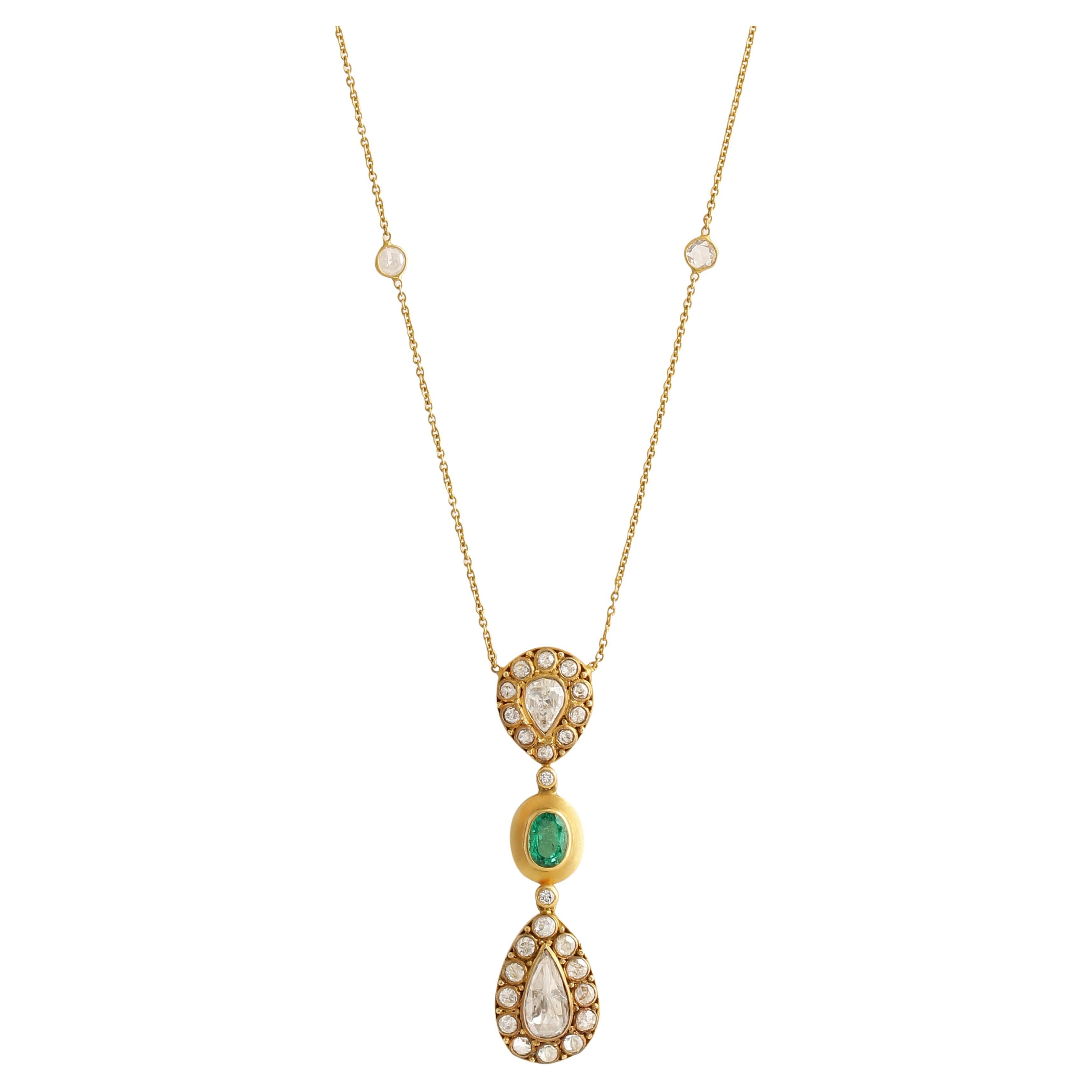 Collana con 2,28 carati di diamanti e smeraldi realizzata a mano in oro 18k