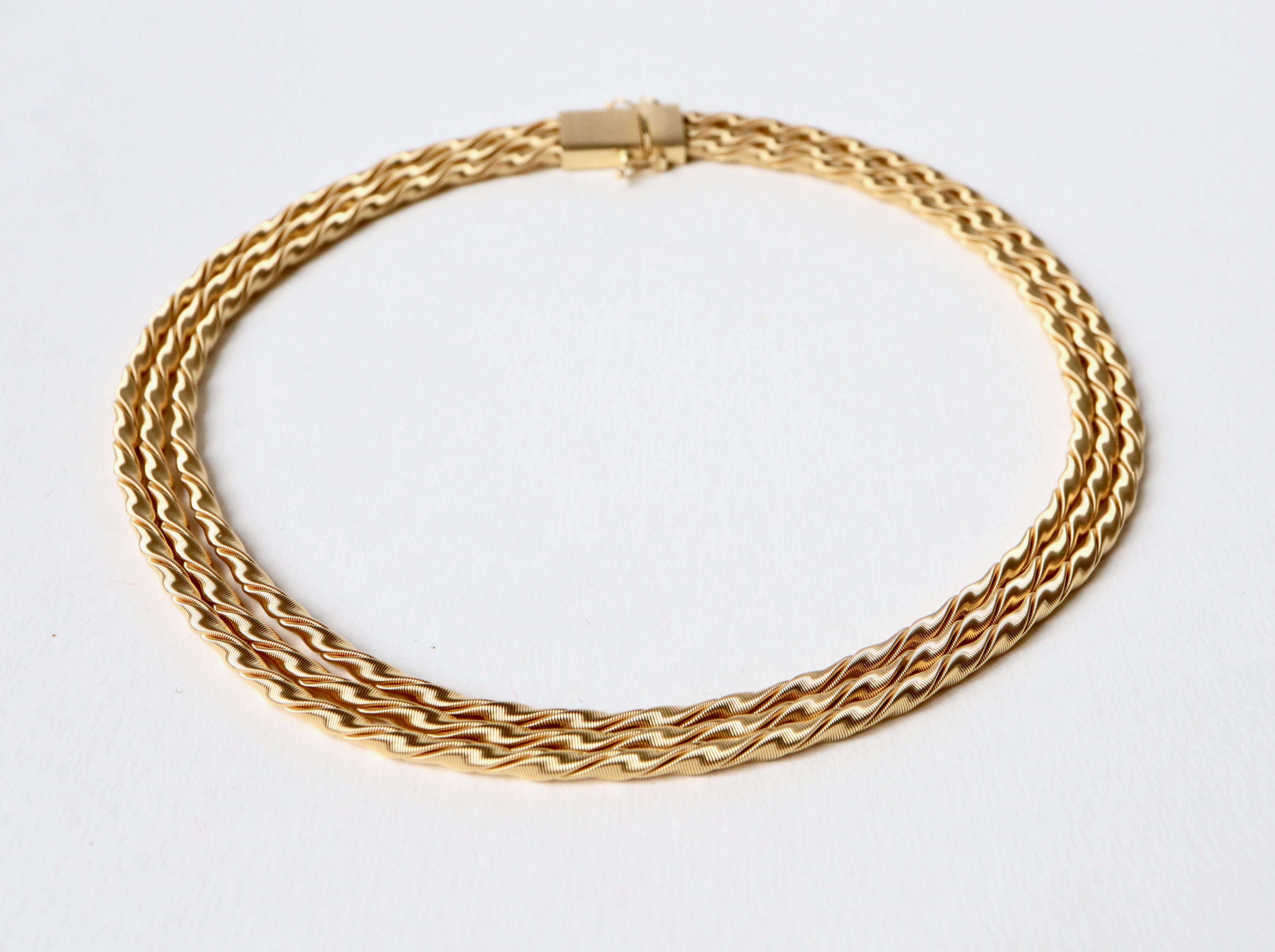 Necklace with 3 important twisted cords in 18 kt yellow gold
2 security Eights
Net weight: 82 g 
Eagle Head Hallmark
Length 44 cm 