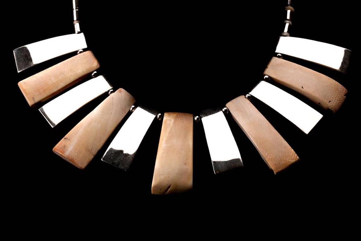 Contemporary design necklace with 5 Mochica shell pendants and 6 silver pendants. (North Coast, Peru. 1000 AD). 