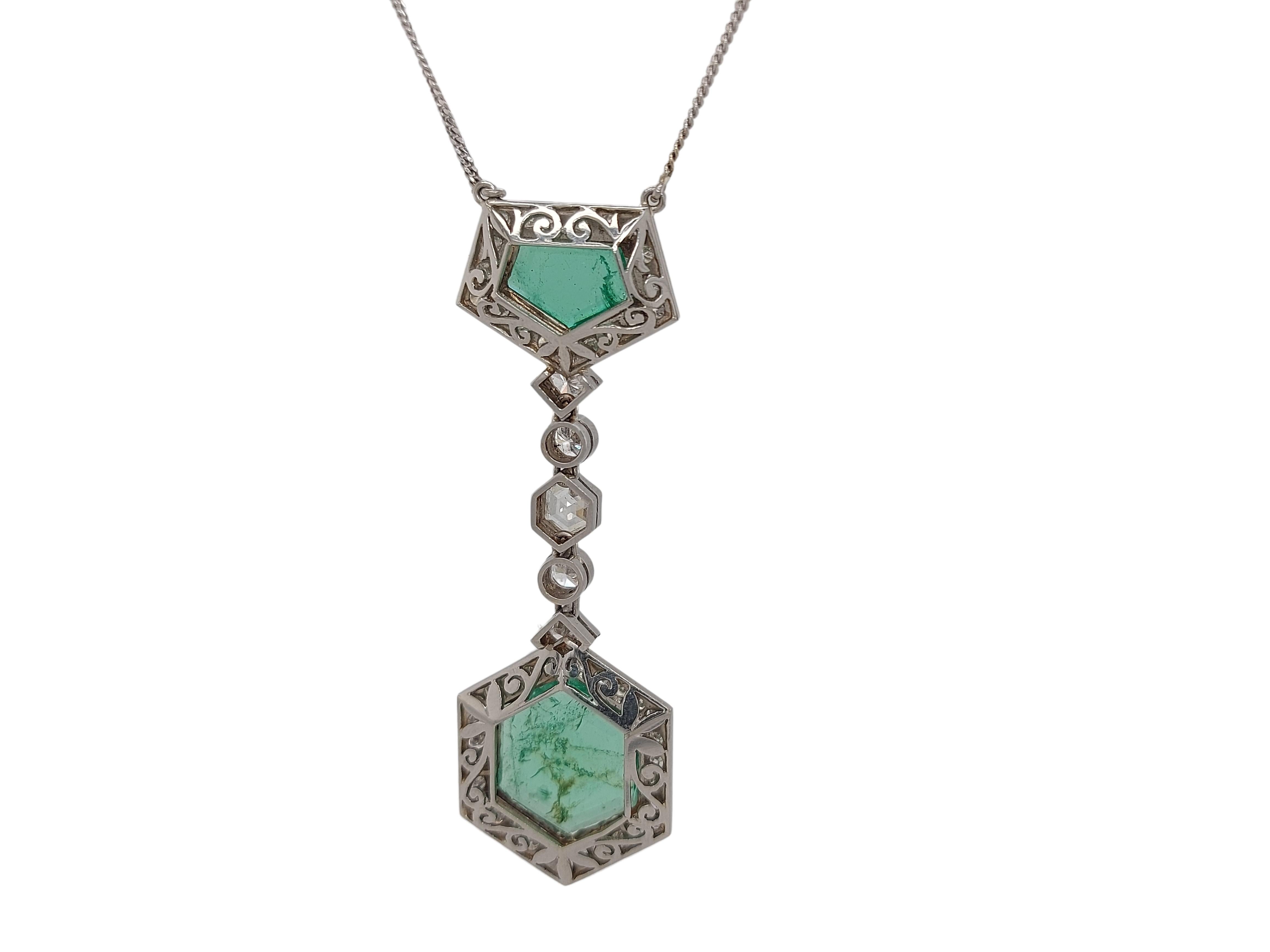 Necklace with 5.5 Carat Colombia Minor Emerald and Diamonds, CGL Certificate In Excellent Condition For Sale In Antwerp, BE
