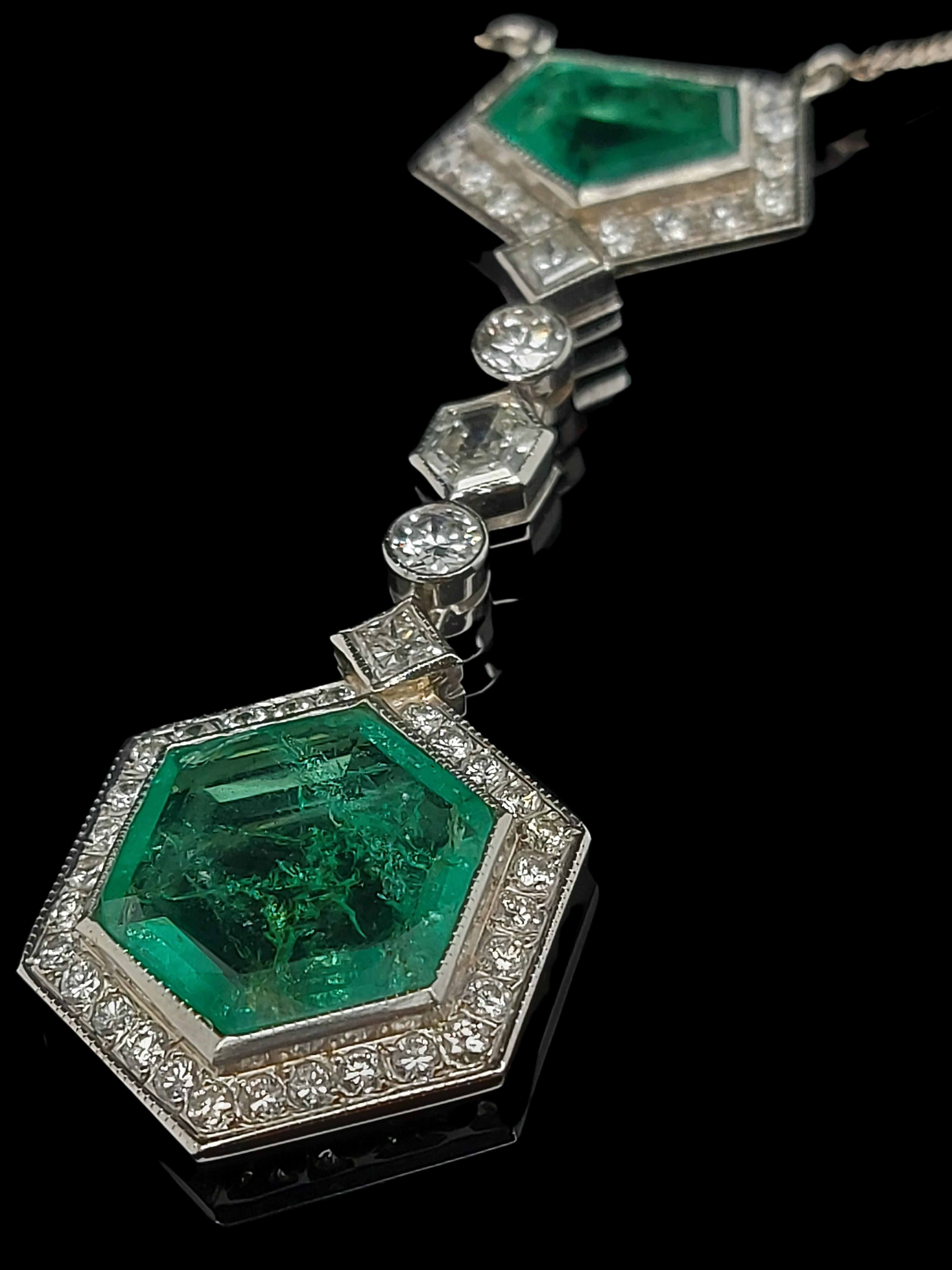 Women's or Men's Necklace with 5.5 Carat Colombia Minor Emerald and Diamonds, CGL Certificate For Sale