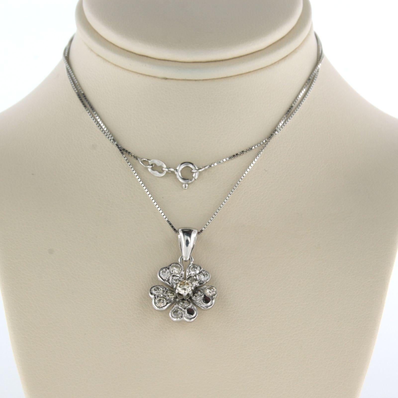 Collier en or blanc 18k avec un pendentif serti de diamants taille brillant totalisant environ 0,75 ct - F/G, J/K - VS/SI - 42 cm

description détaillée

Le collier mesure 42 cm de long et 0,7 mm de large.

le pendentif mesure 2,1 cm de long et 1,4