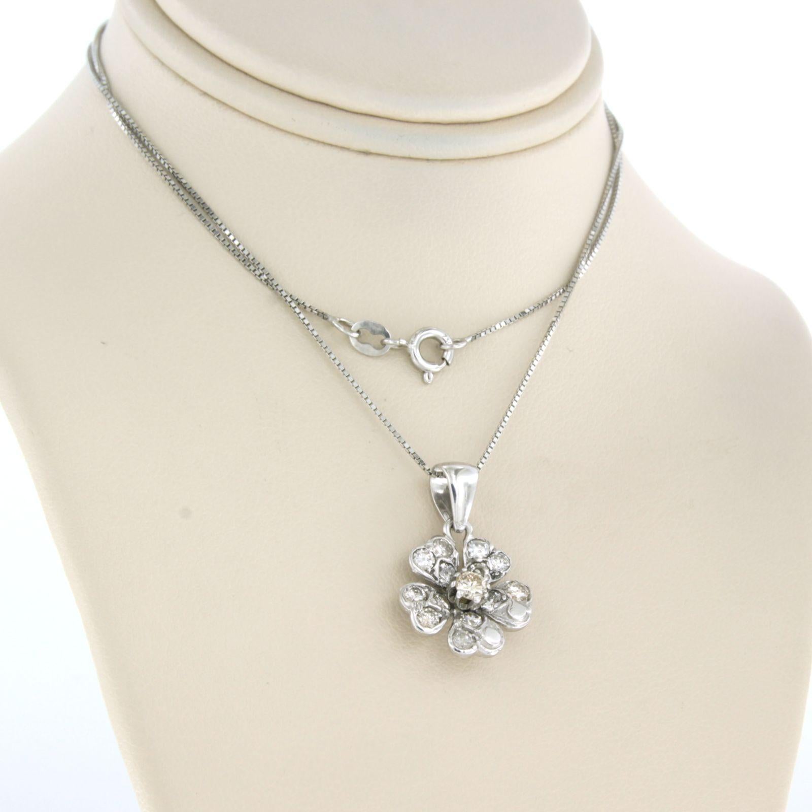 Moderne Whiting avec un pendentif serti de diamants taille brillant, or blanc 18 ct. en vente