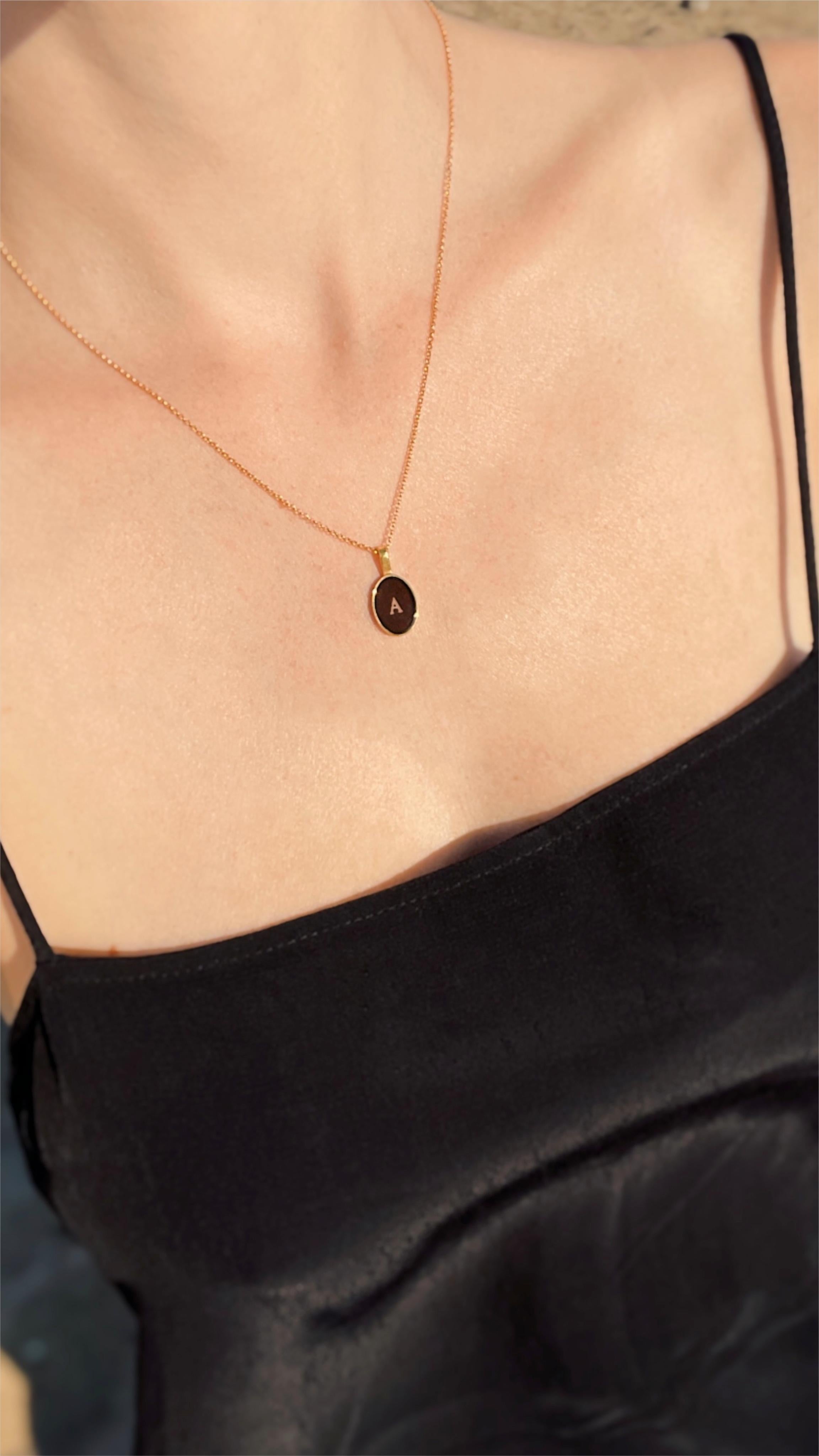 Necklace with amber pendant and name letter gold - M For Sale 2