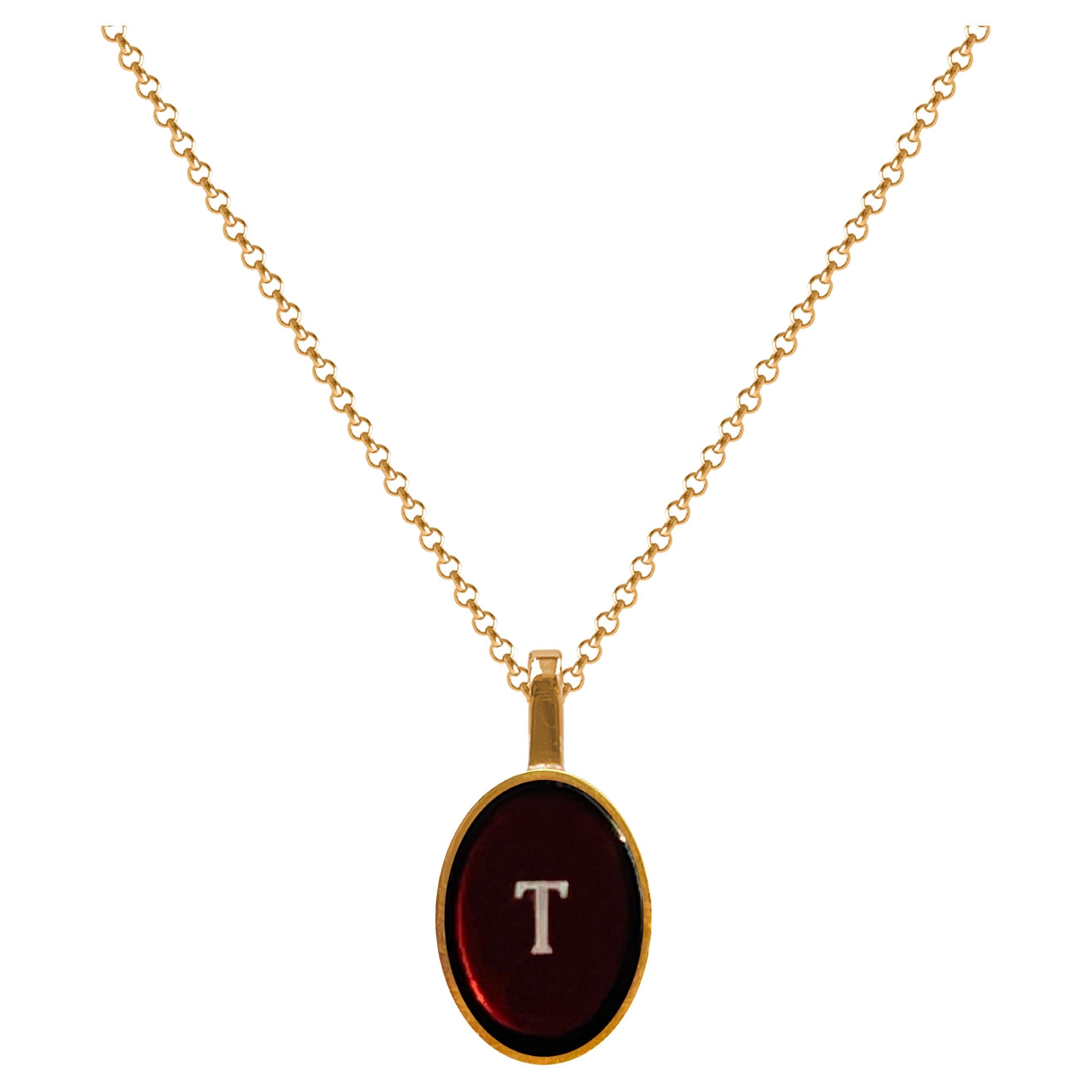 Halskette mit bernsteinfarbenem Anhänger und Namensbuchstabe Gold - T im Angebot