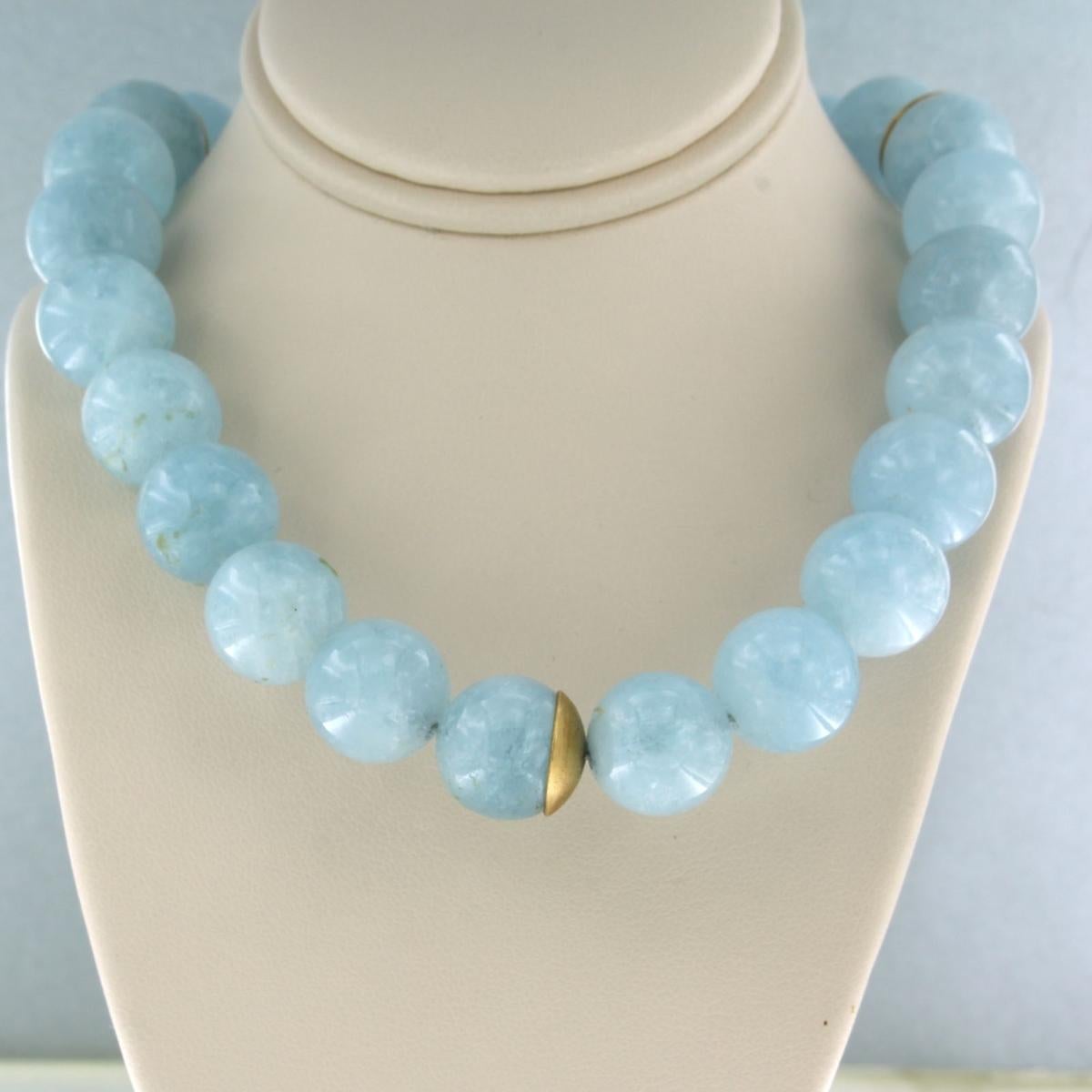 Fermoir en or jaune 18 carats orné d'émail rouge, vert et bleu et serti d'un diamant taille brillant jusqu'à 0.05ct - F/G - VS/SI - sur un collier de perles d'amazonite avec des pièces d'or - 42 cm de long

Description détaillée

Le collier mesure