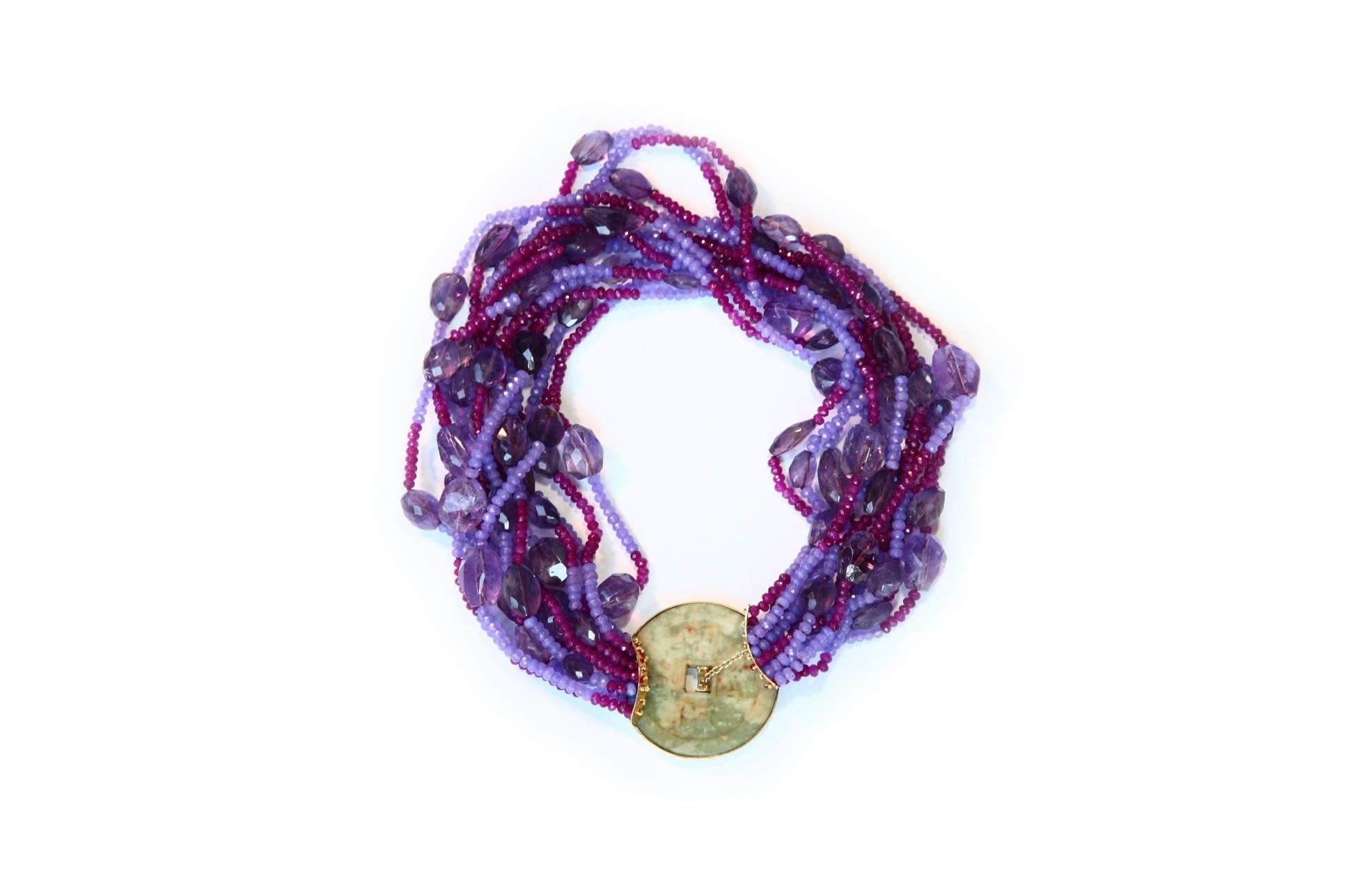 Collana a più fili con incisioni antiche di giada, rubelite e ametista  perline rivestite, rara giada color lavanda. Oro 18kt gr 15,09 lunghezza totale 48cm.
Tutti i gioielli di Giulia Colussi sono nuovi e non sono mai stati indossati o posseduti in