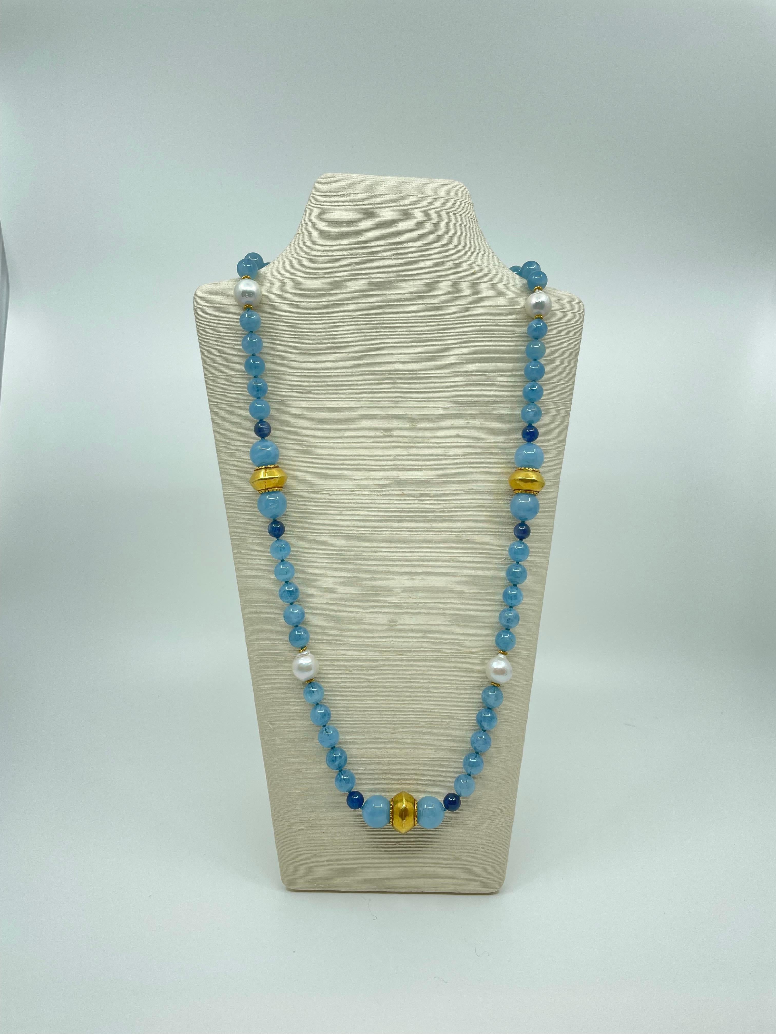 Issues de notre collection Amalfi, les merveilleuses perles d'aigue-marine, accentuées par trois groupes de perles de cyanite bleue vibrante et de perles d'aigue-marine bleue douce avec une perle d'or entre les deux, espacées par des perles des mers