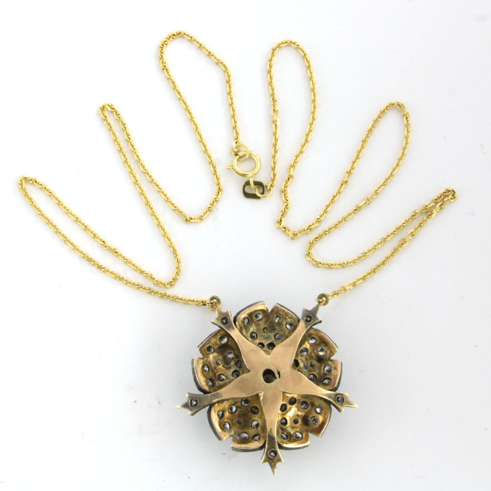 Collier en or jaune 14k avec une pièce centrale en or et argent sertie de diamants de taille brillant et simple. 3.30ct - G/H - VS/SI - 42 cm de long

Description détaillée

Le collier mesure 42 cm de long et 0,7 mm de large.

la taille de la pièce