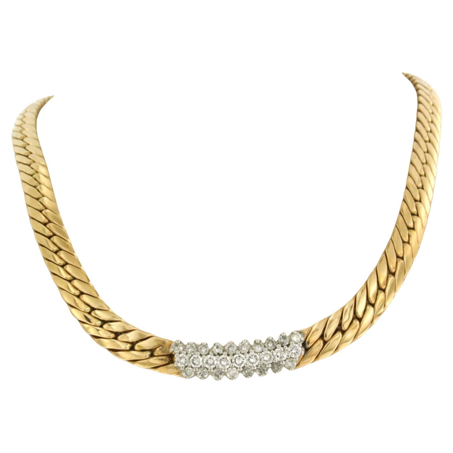 Halskette aus 14k Bicolor-Gold, besetzt mit Diamanten im Brillantschliff bis zu 1,00ct - G/H - SI  

Ausführliche Beschreibung

die Länge der Halskette beträgt 45 cm und 6,2 mm Breite

die Größe des Mittelstücks beträgt 2,5 cm Breite und 8,1 mm