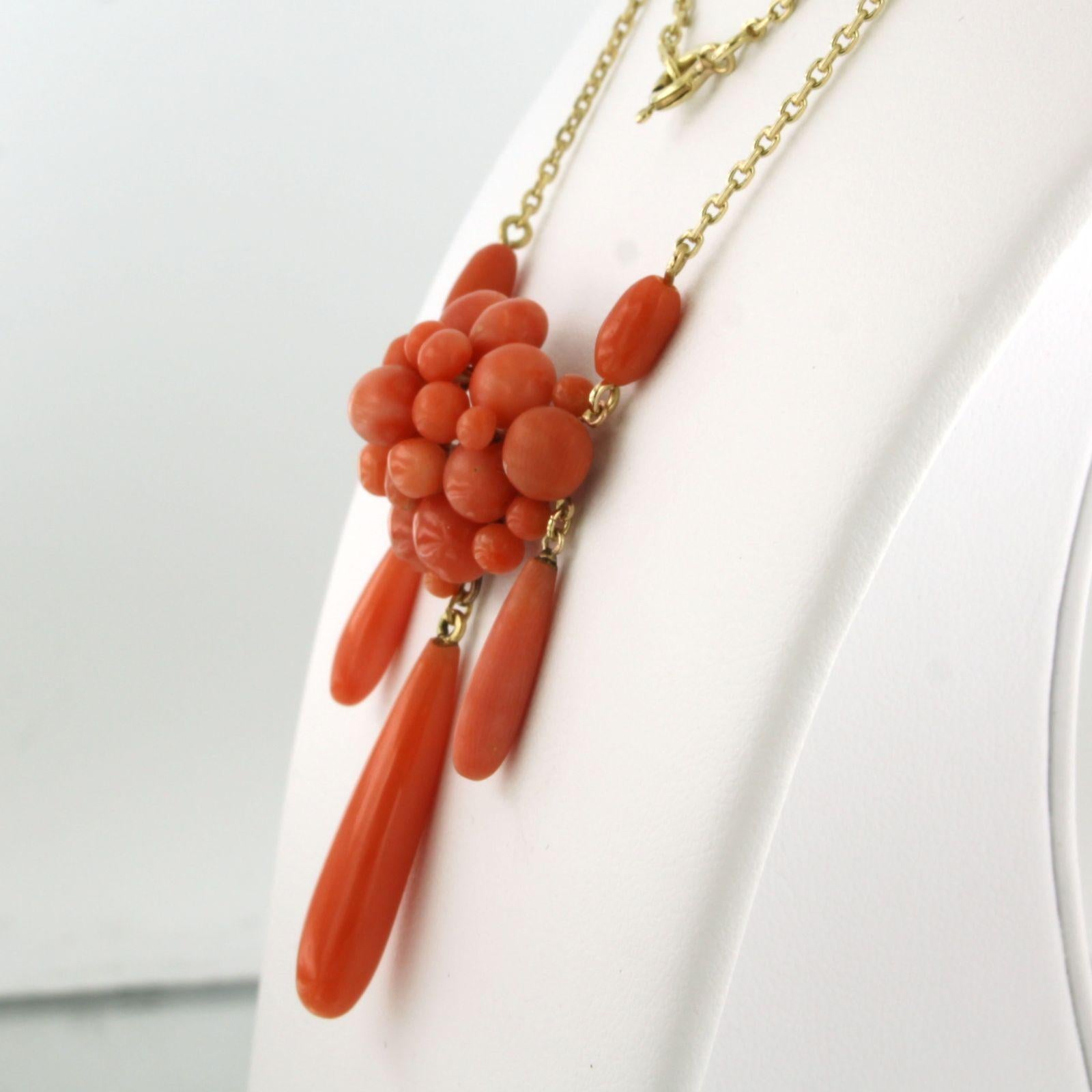 Moderne Collier avec pièce centrale en corail 11,8 grammes Or jaune 14k en vente