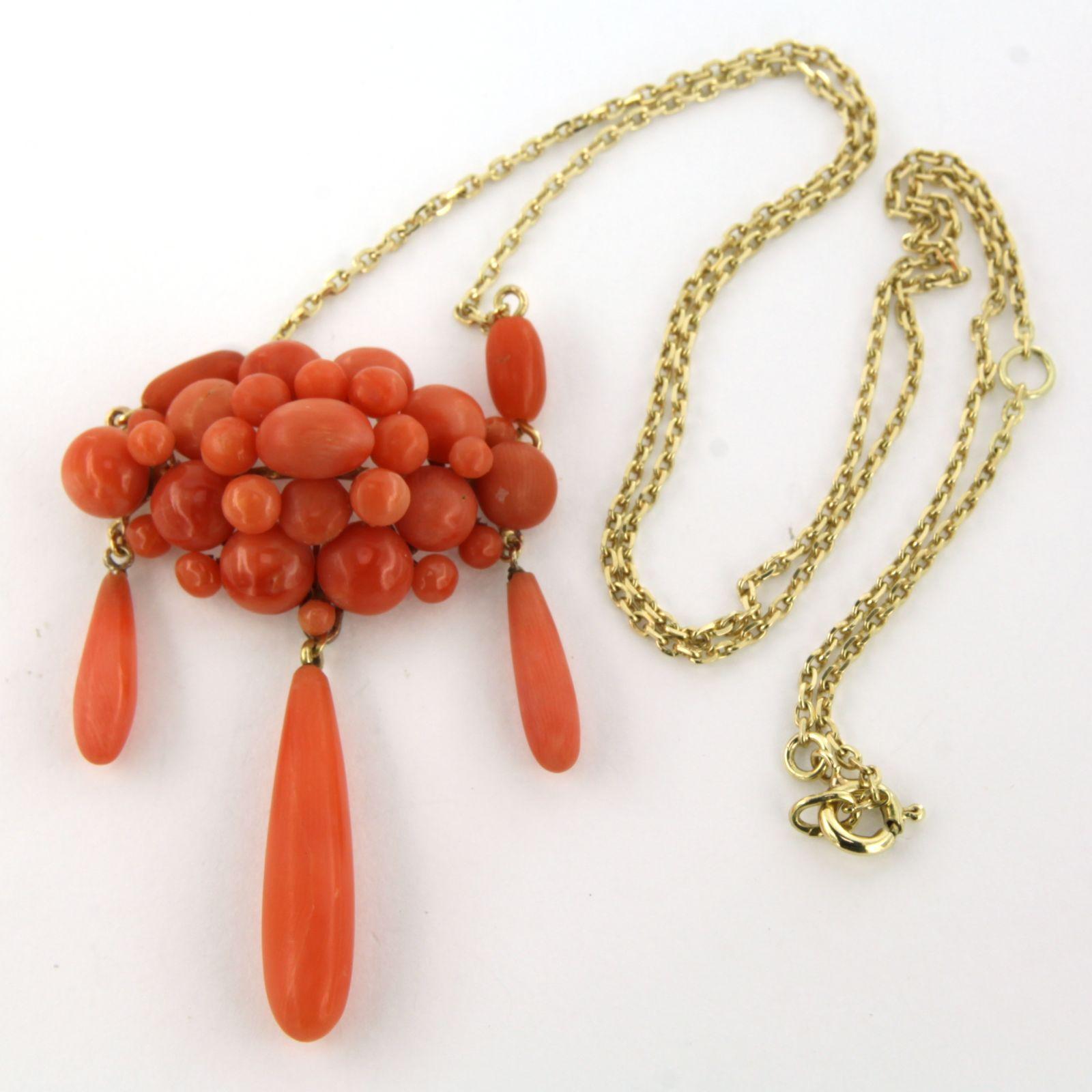 Taille cabochon Collier avec pièce centrale en corail 11,8 grammes Or jaune 14k en vente