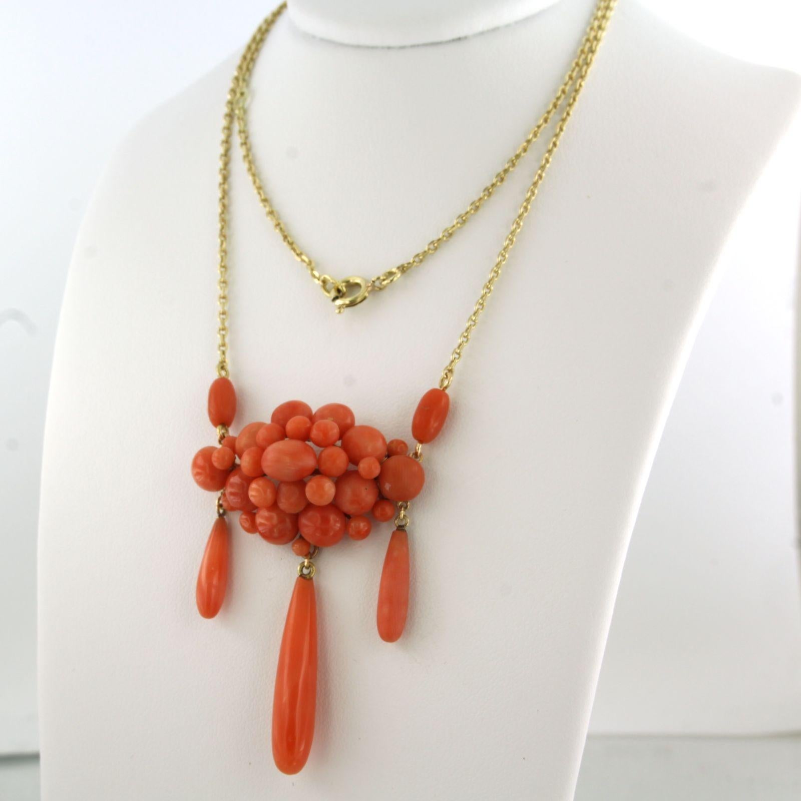 Collier avec pièce centrale en corail 11,8 grammes Or jaune 14k Excellent état - En vente à The Hague, ZH