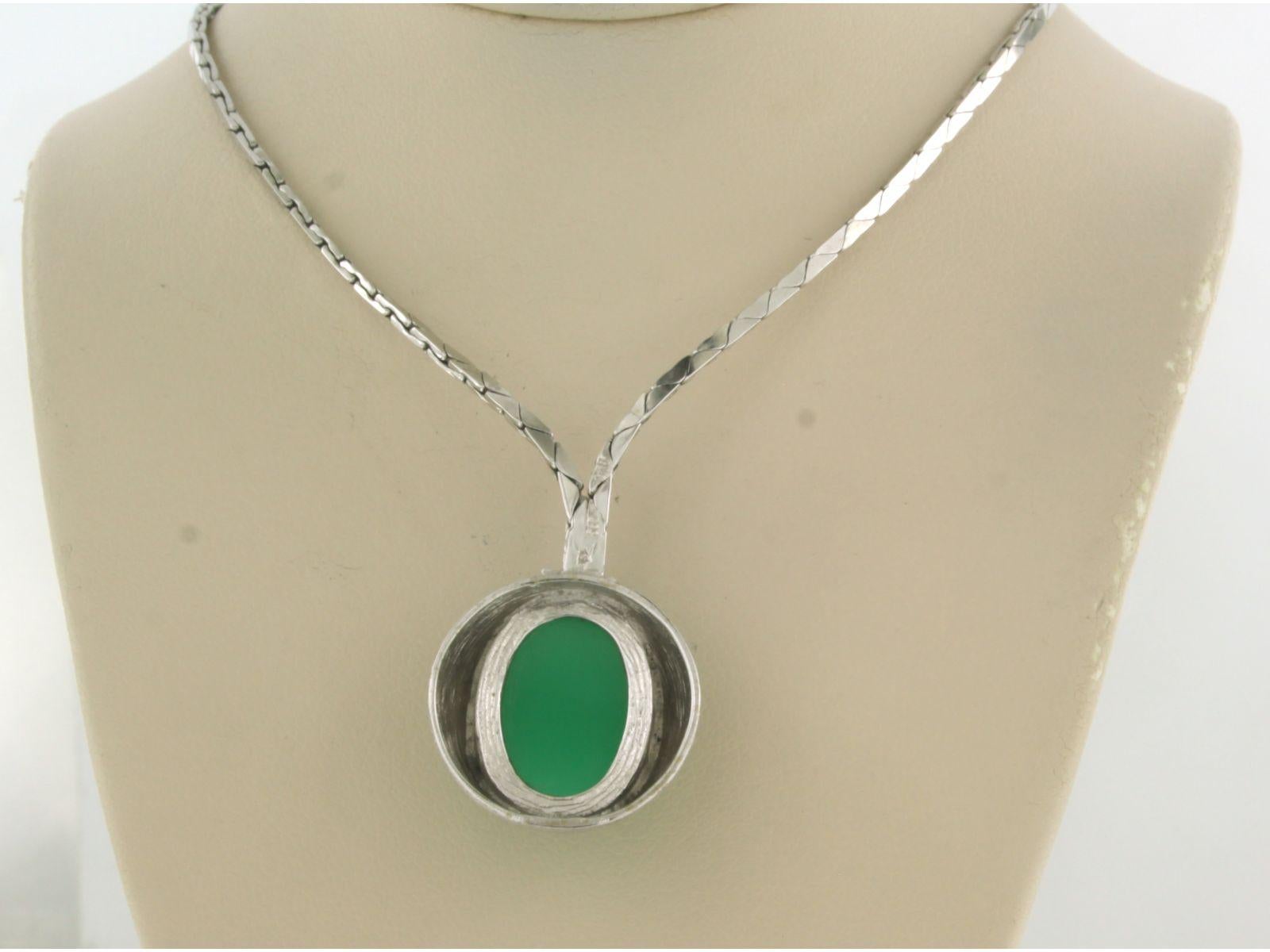 Collier aus 14 Karat Weißgold, besetzt mit Diamanten im Brillantschliff und Chrysophrasen. 0,15ct - F/G - VS/SI - 45 cm lang

detaillierte Beschreibung:

Die Halskette ist 45 cm lang und 1,5 mm breit.

die Größe des Mittelstücks beträgt etwa 2,0 cm