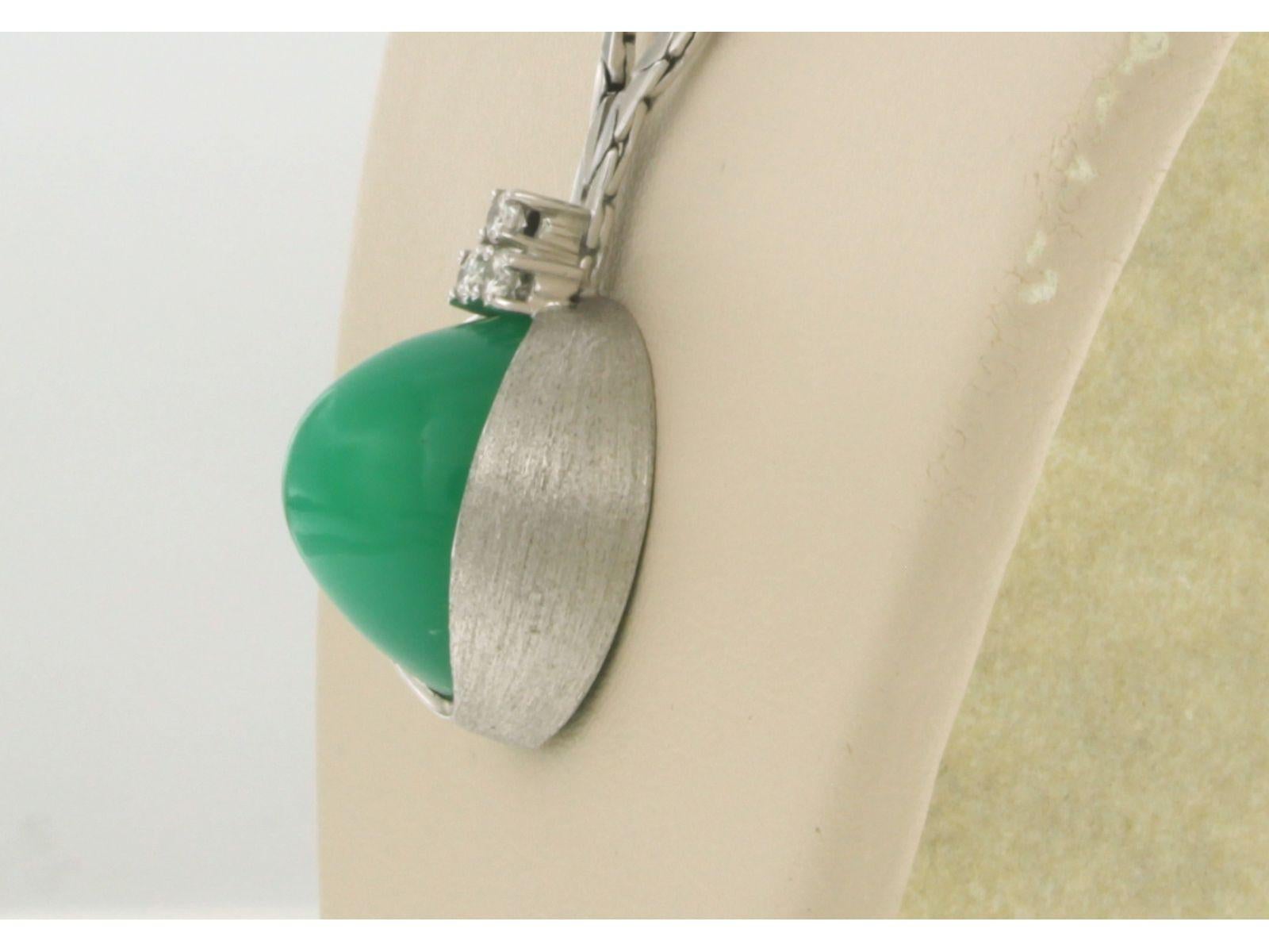 Modern Necklace with chrysophrase and brilliant cut diamond - 16.2 gram, 14k white gold For Sale