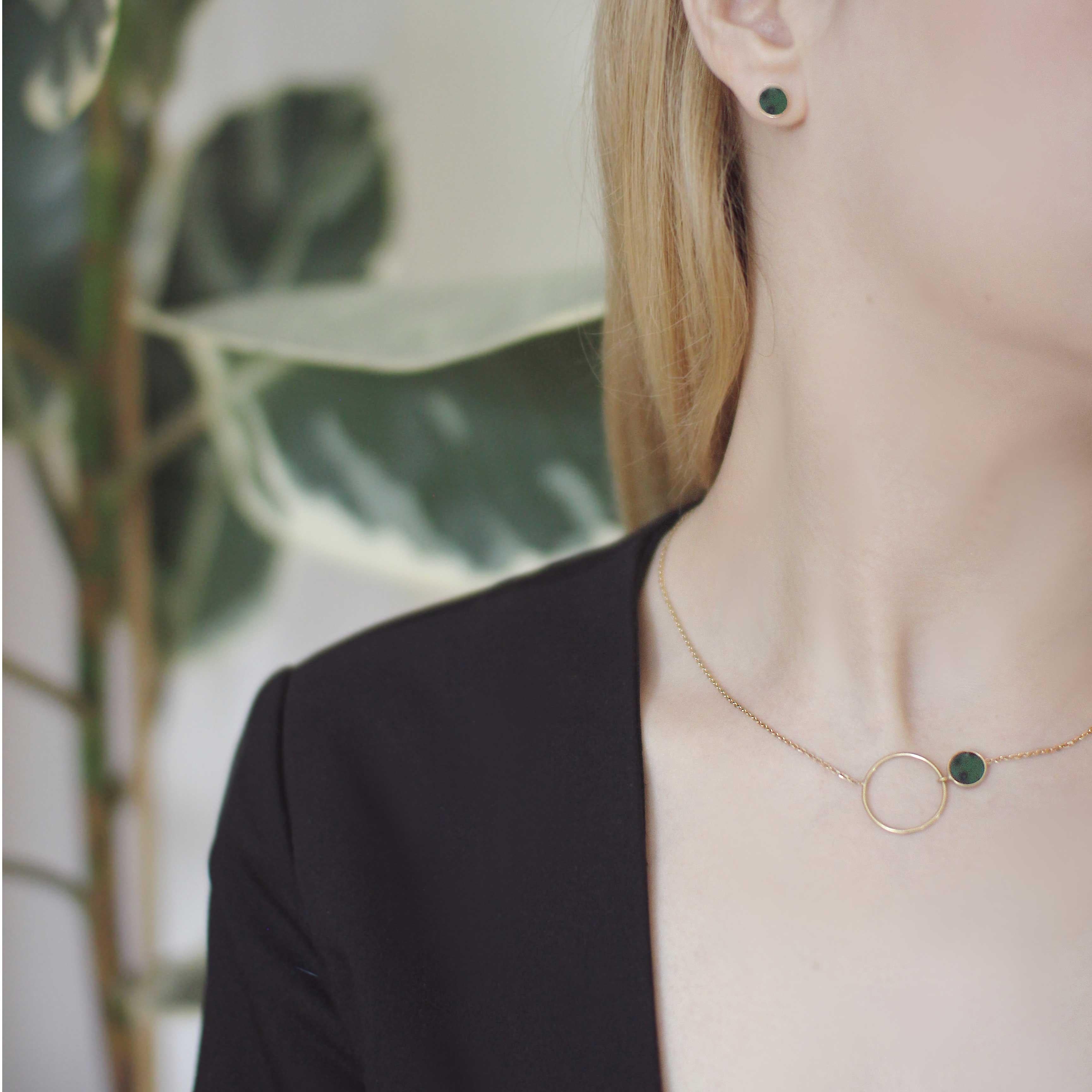 Notre collier best-seller de la collection Circles avec une pierre marbrée verte est la quintessence de l'élégance intemporelle. Son design fait référence à la perfection du cercle, symbole de complétude, d'harmonie et de féminité. Vous pouvez