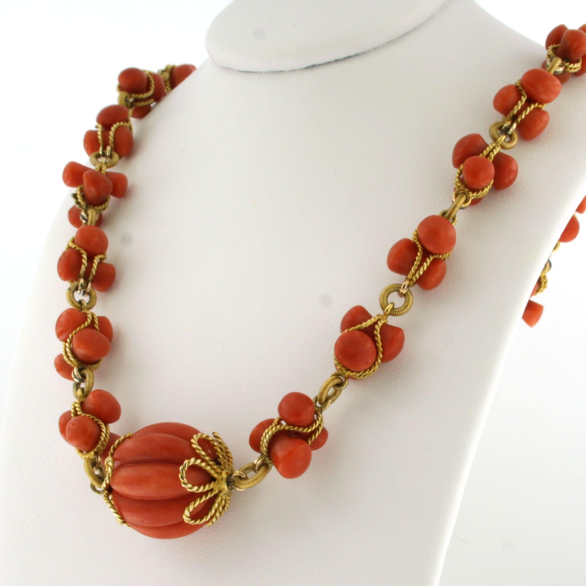 Collana con corallo - Oro 18k - 50,8 grammi In condizioni ottime in vendita a The Hague, ZH