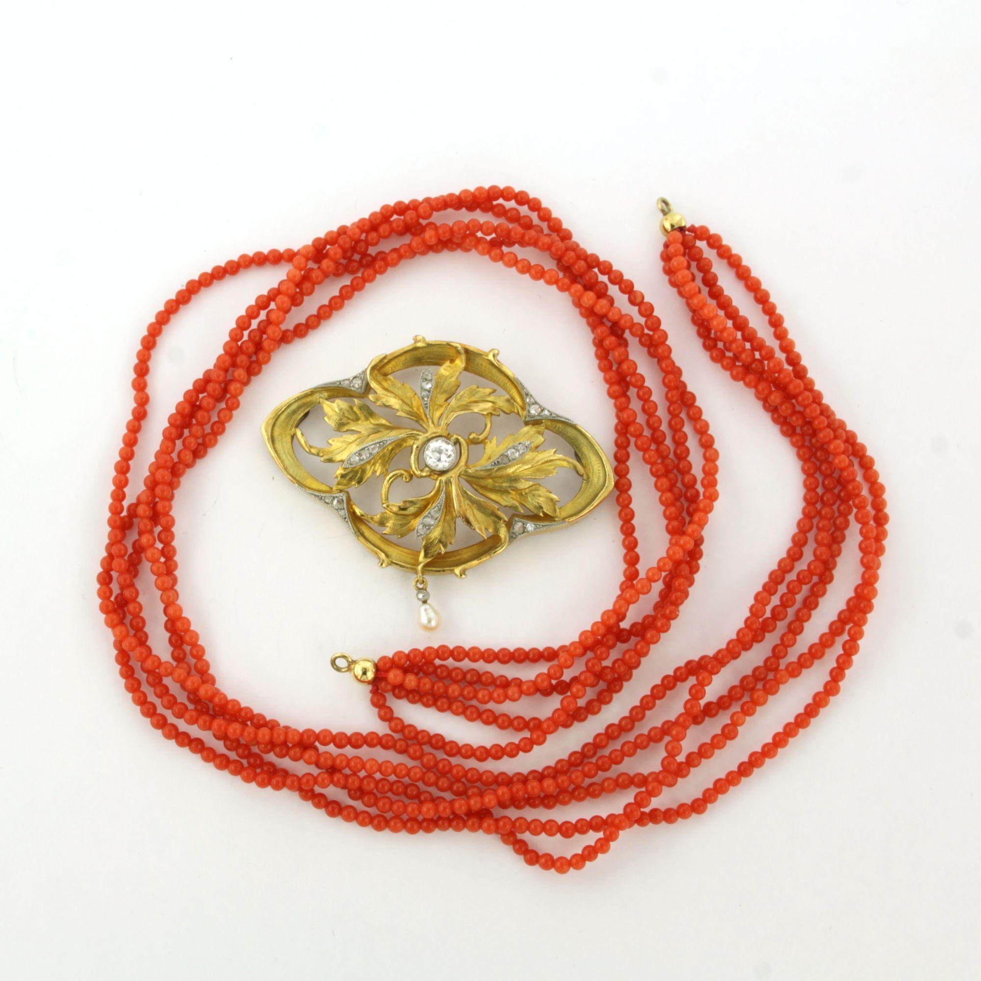 Collana con perle di corallo e diamanti fino a 0,55ct in oro 18k 17,1 grammi In condizioni ottime in vendita a The Hague, ZH