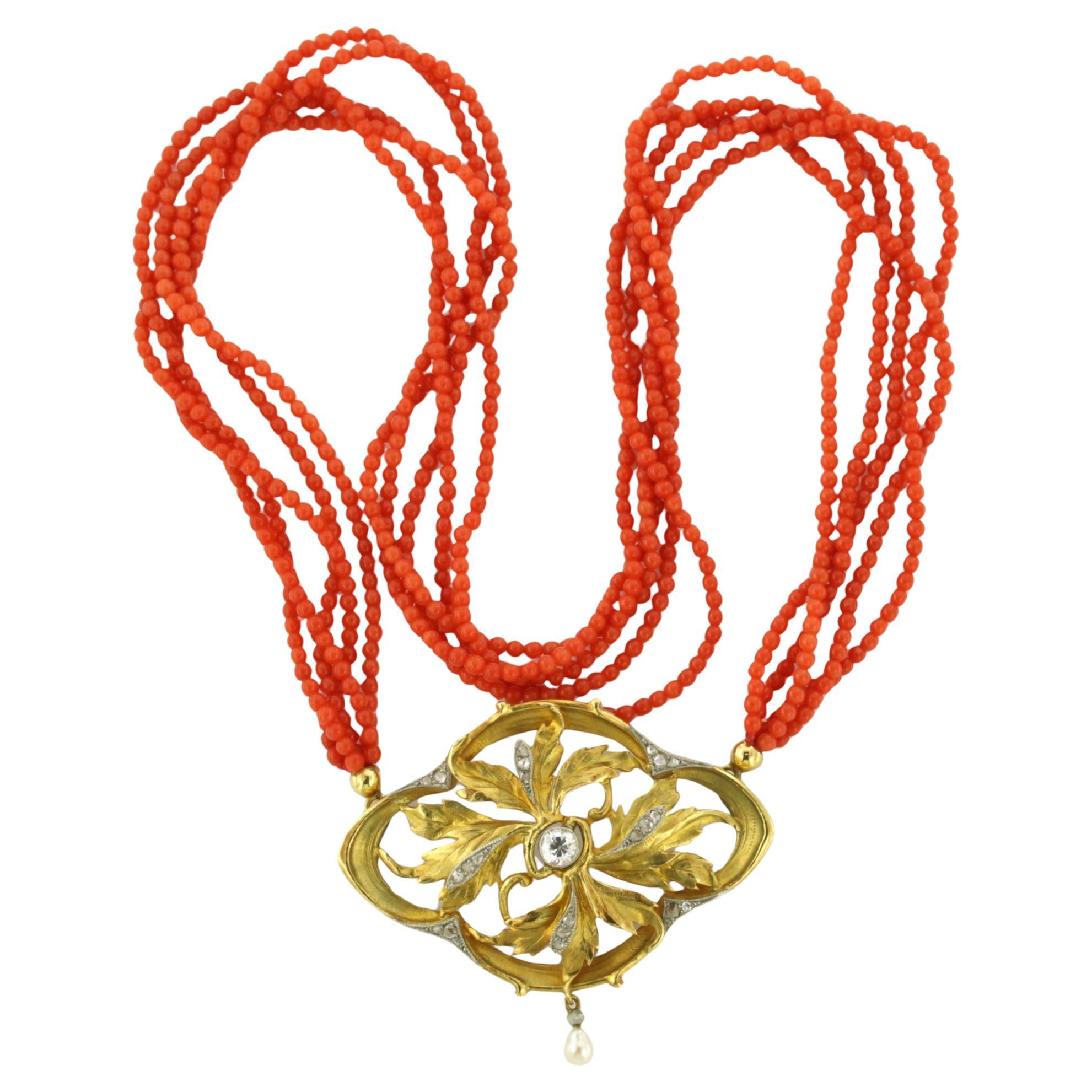 Collana con perle di corallo e diamanti fino a 0,55ct in oro 18k 17,1 grammi in vendita
