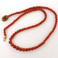 Collar con cuentas de coral y un cierre de oro de 14k con coral, 21,1 gramos