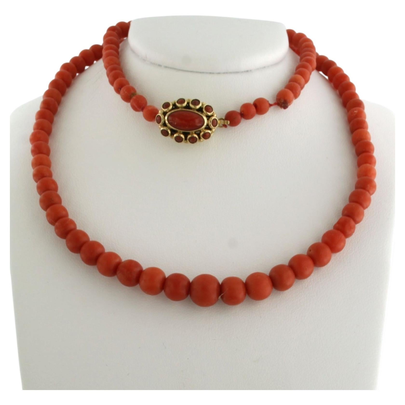 Collana con perline di corallo su una chiusura in oro 14k con corallo, 21,1 grammi in vendita