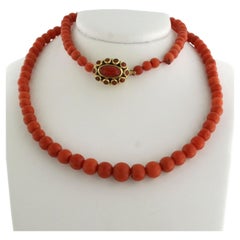 Collar con cuentas de coral y un cierre de oro de 14k con coral, 21,1 gramos