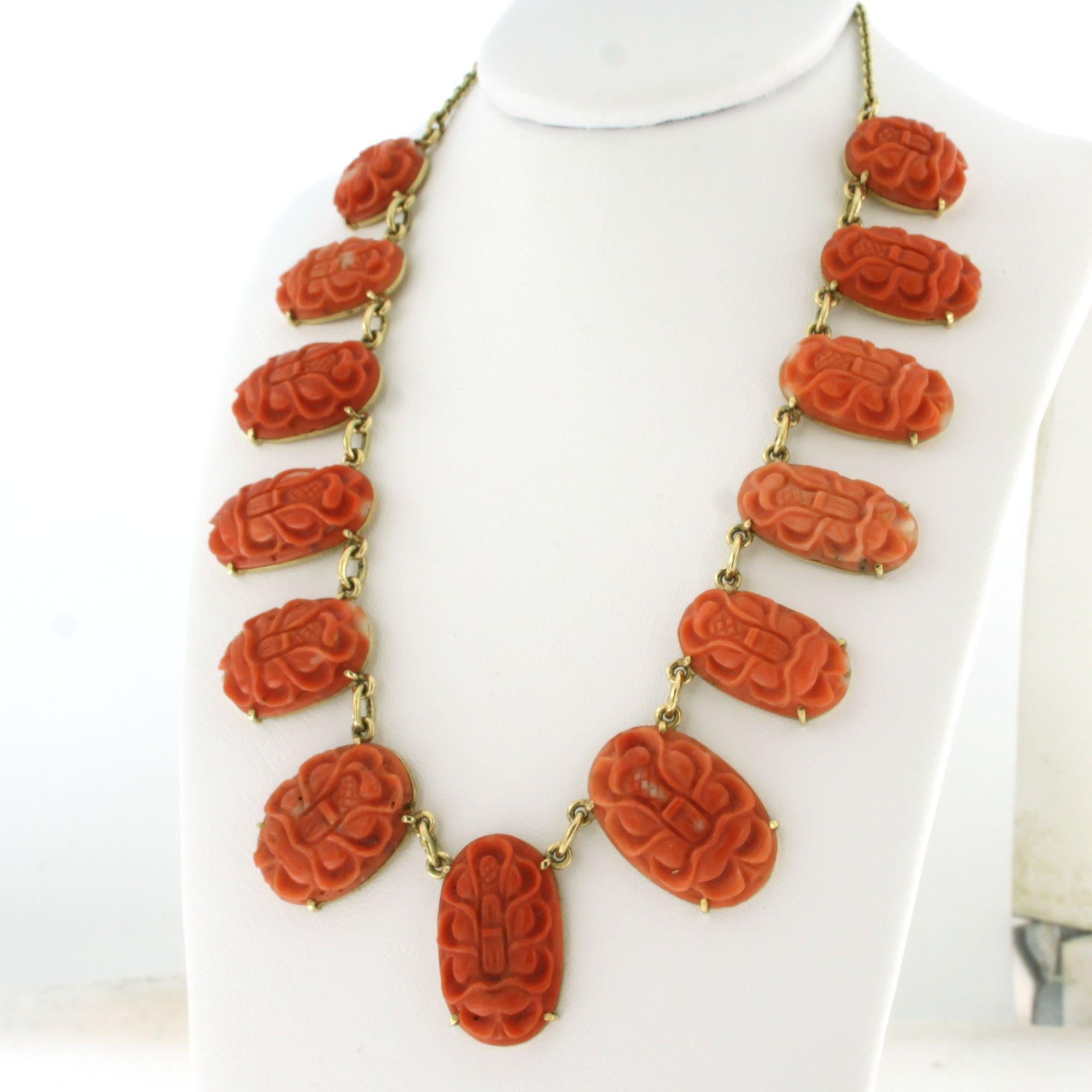 Halskette mit geschnitzter Korallenblüte - 14k Gold - 39 cm (Moderne) im Angebot