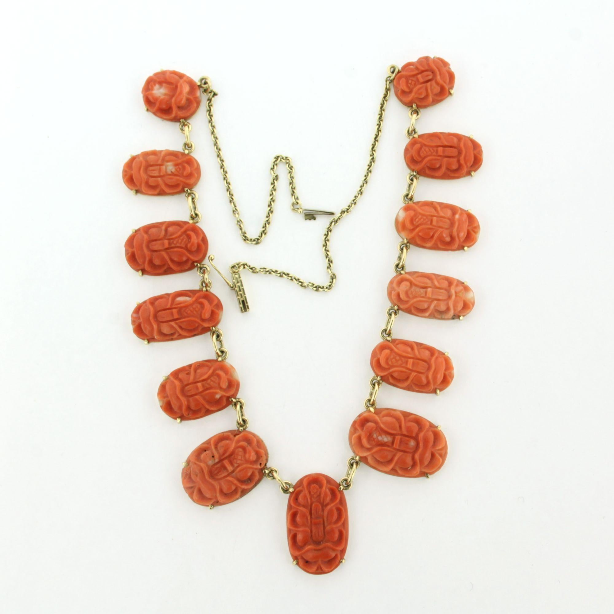 Halskette mit geschnitzter Korallenblüte - 14k Gold - 39 cm (Cabochon) im Angebot