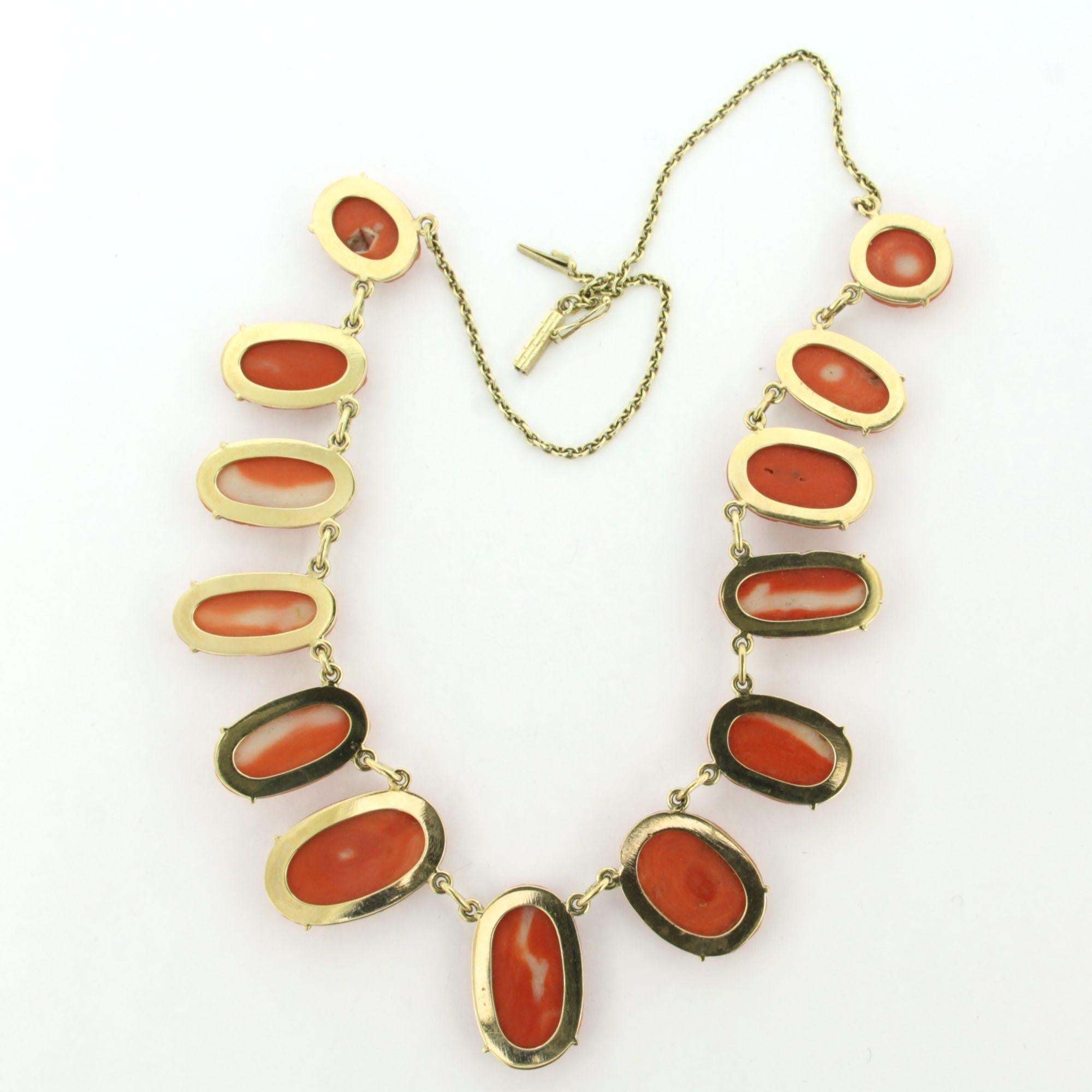 Halskette mit geschnitzter Korallenblüte - 14k Gold - 39 cm im Zustand „Hervorragend“ im Angebot in The Hague, ZH