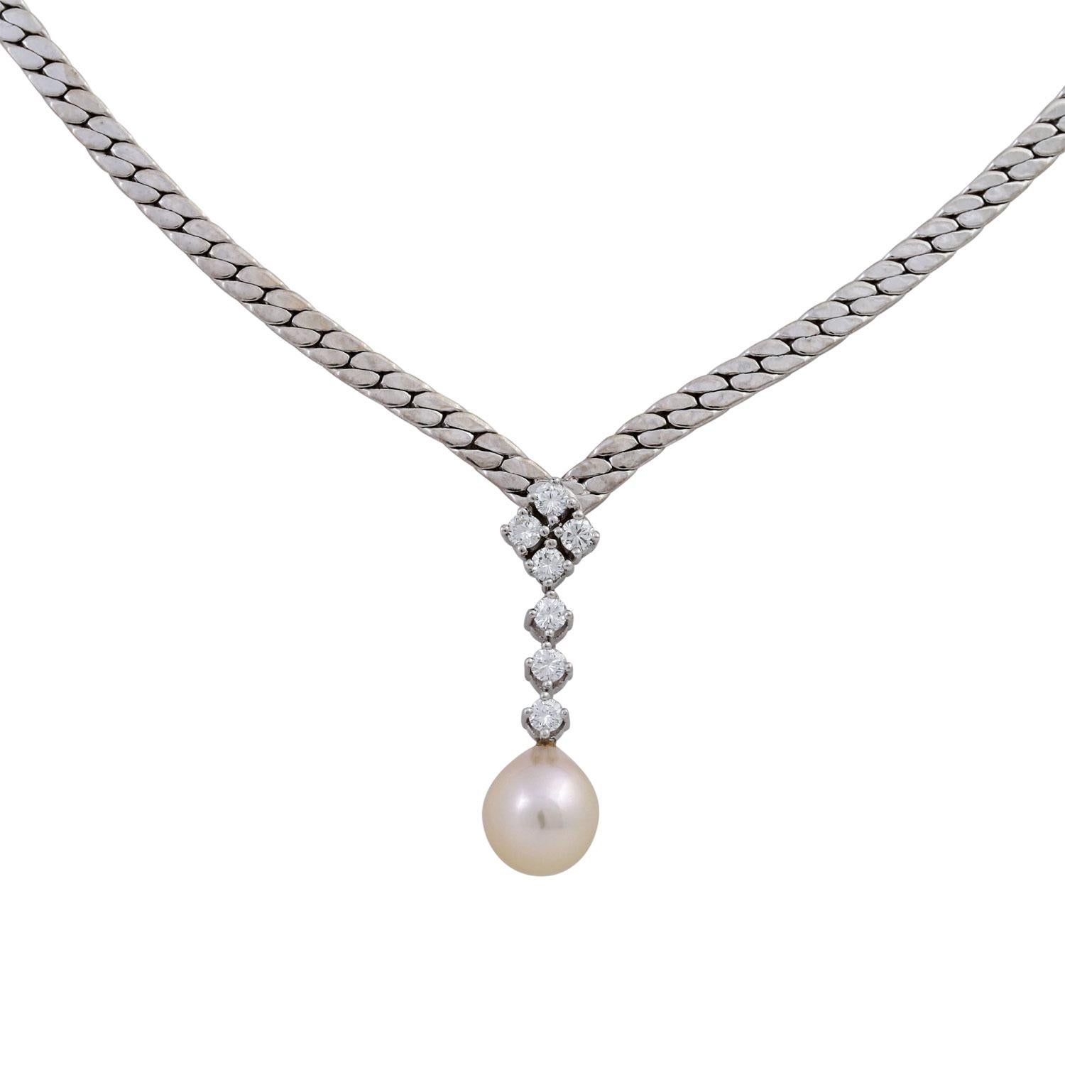 Necklace with cultured pearl, beautiful luster, 7 brilliant-cut diamonds approx. 0.40 ct W/VSI, WG 18K, L: approx. 45 cm. NP: 3318.-€, new value. jewellery,
