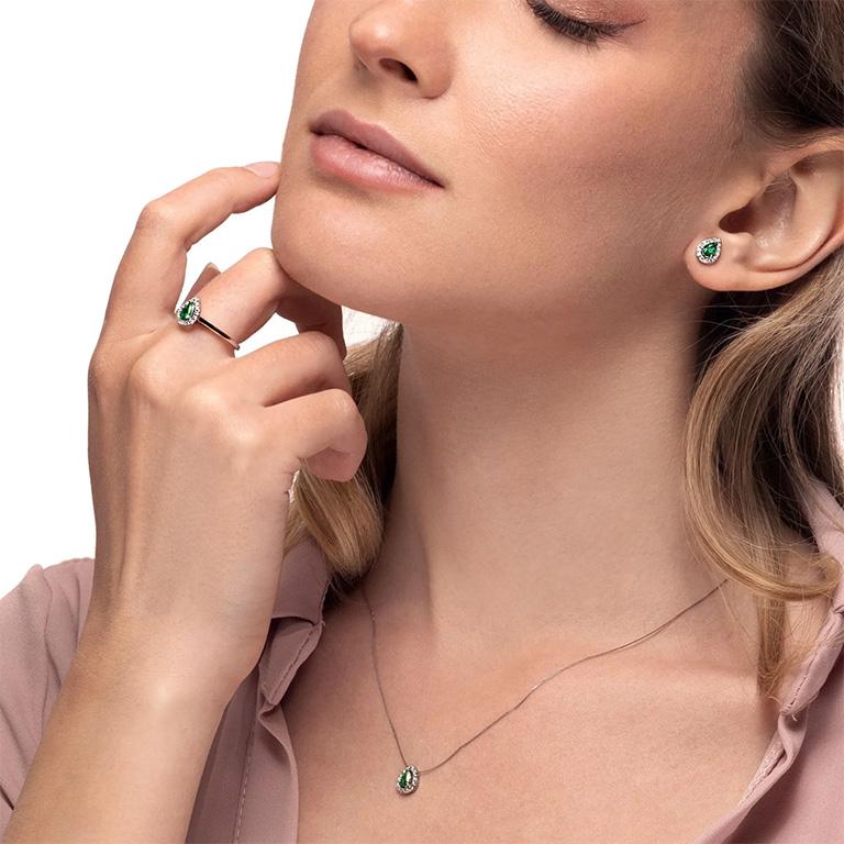 Necklace with diamond and emerald pendant
Necklace and Pendant in 18ct gold with
Diamonds 0.09 ct
Emerald 0.25
Gold chain length 42 cm


Necklace with diamond and emerald pendant
Part of the Bon Ton collection; classic jewelry with brilliants,