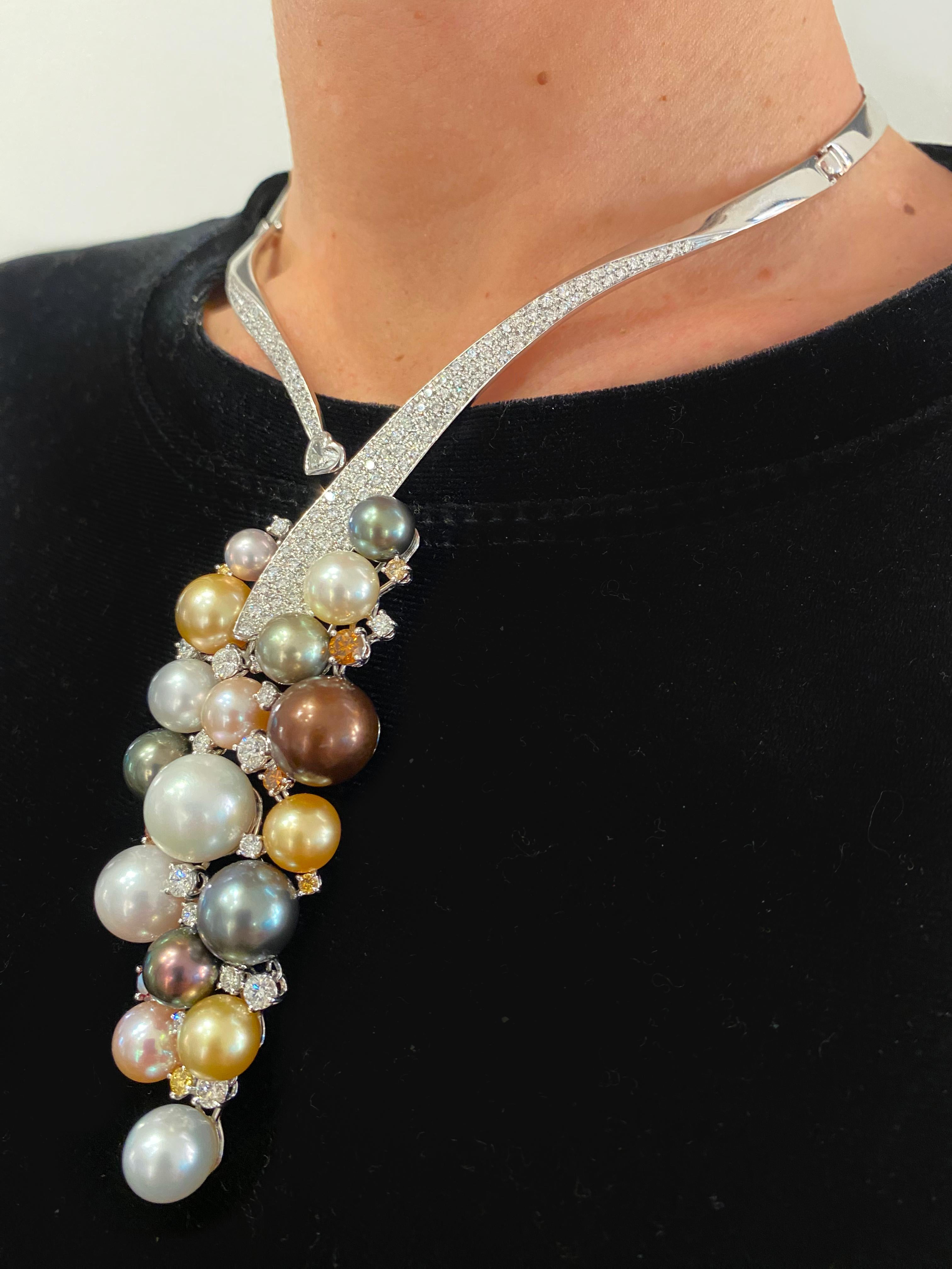 Wir präsentieren die Polynesian Sunset Necklace des renommierten italienischen Juweliers Scavia. Dieses exquisite Stück kombiniert kunstvoll exotische Perlen in Schokolade, Gold, Silber und Rosa und fängt die strahlenden Farben eines polynesischen
