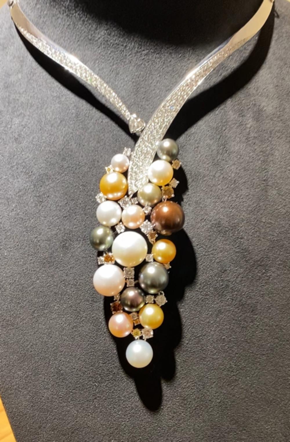 Scavia - Collier pavé de perles polychromes blanches et diamants Neuf - En vente à Rome, IT