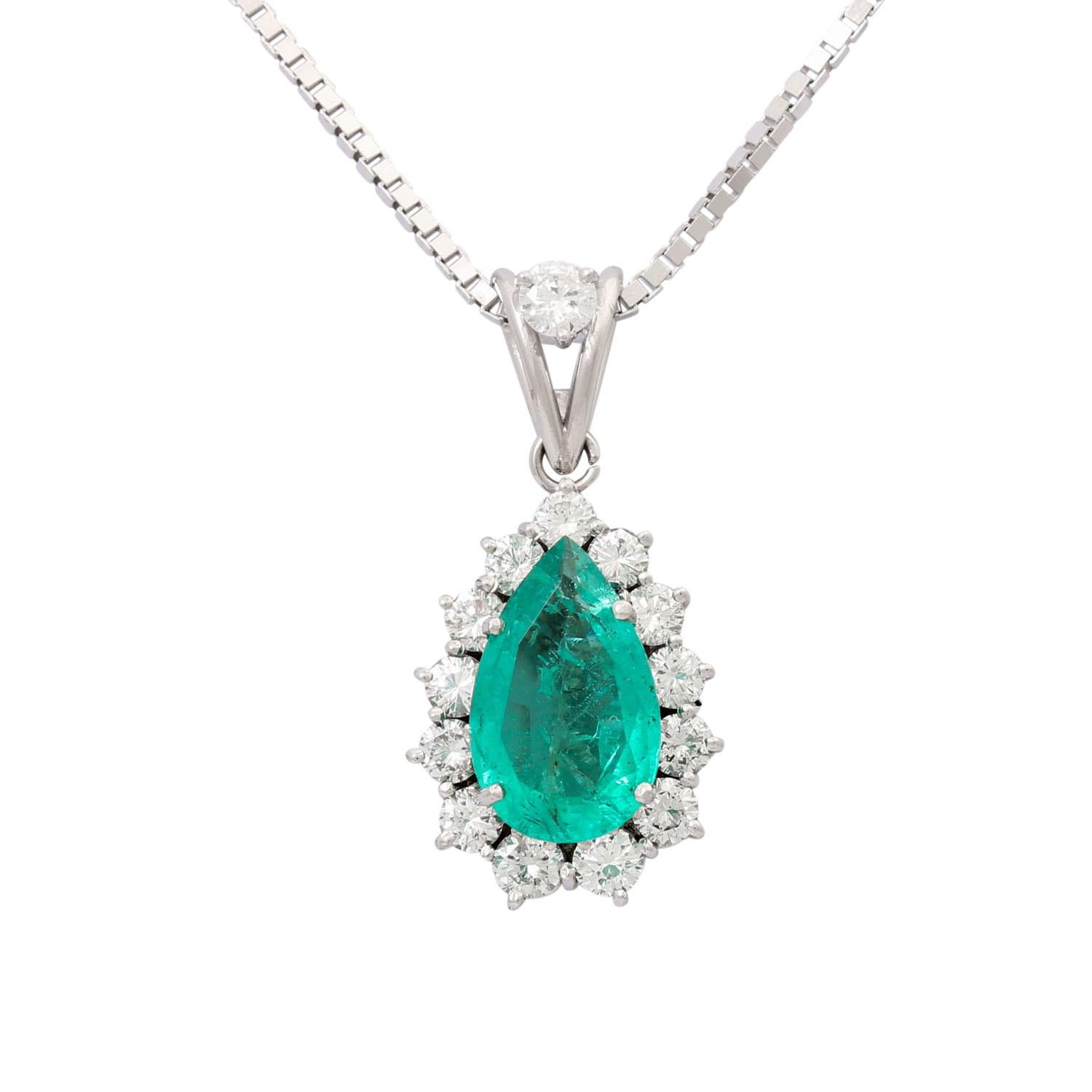 totaling approx. 0.70 ct, good color, low to medium purity, emerald approx. 2 ct, WG 14K, 7 g, chain length approx. 38 cm, 2nd half of the 20th century, slight signs of wear, incl. expert's report copy (1990).
