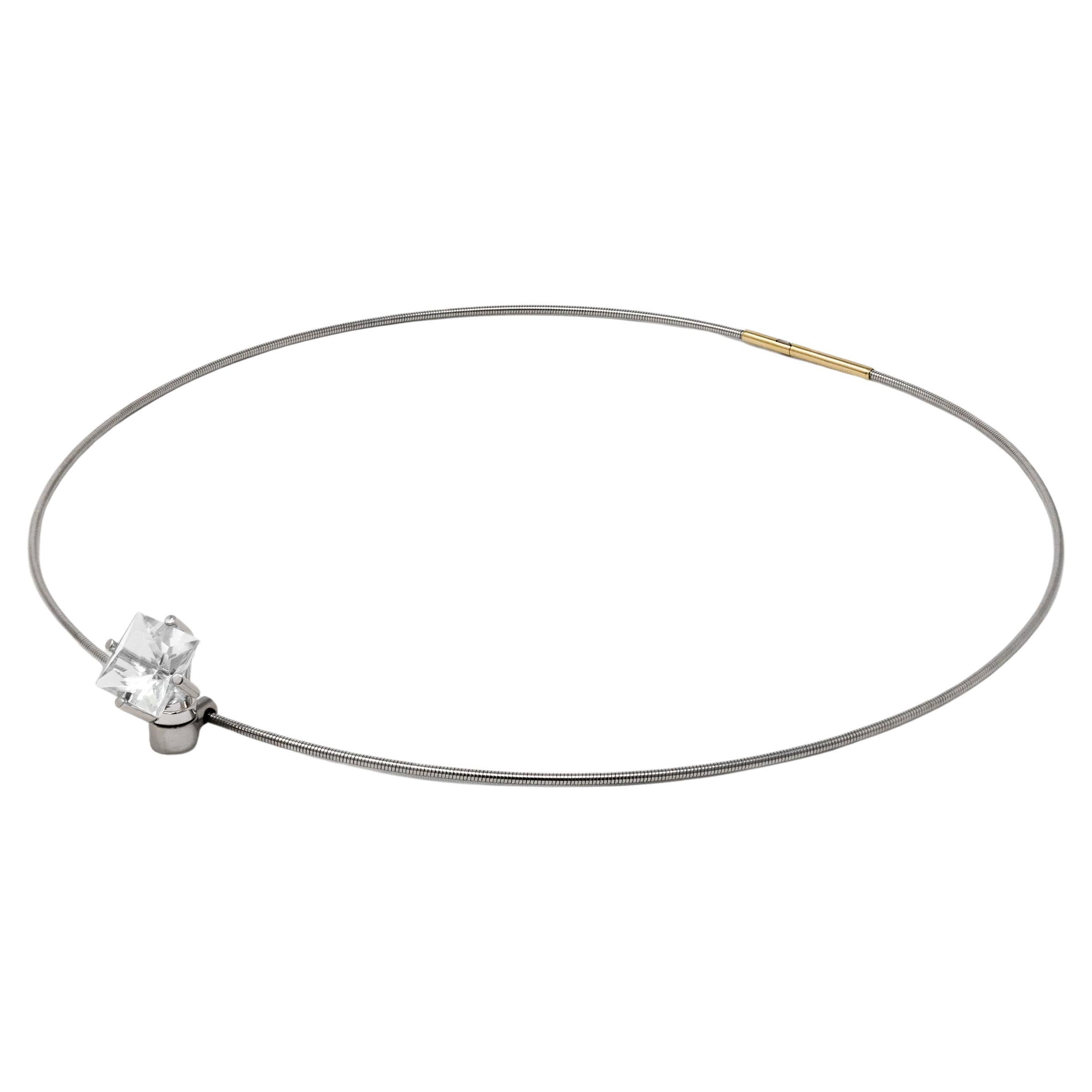 Collier avec pierres précieuses, 18k et acier chirurgical en vente