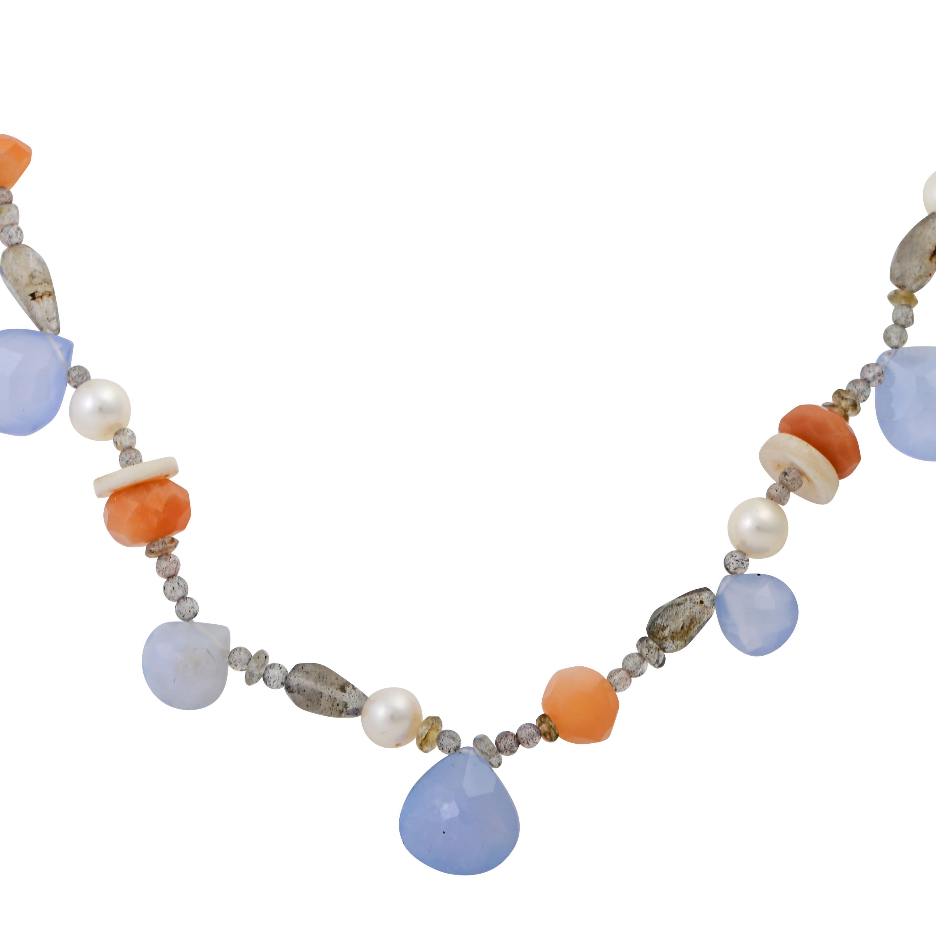 Necklace with precious stones, e.g. Drop-shaped chalcedony, labradorite, moonstone, silver clasp with marcasite, l: 53 cm, 20th century, signs of wear.



Necklace with labradorites, moonstones and chalcedon, clasp silver. L: approx. 53 cm, 20th