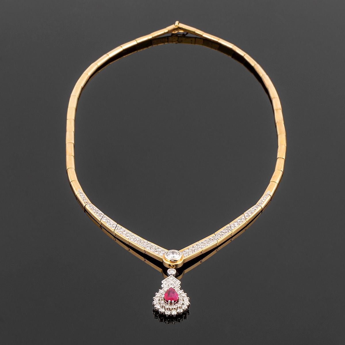 Cocktail-Halskette aus Gold und Diamanten, großer zentraler Diamant und Rubin-Anhänger. Die Halskette kann mit oder ohne Anhänger verwendet werden. 

Dieses Stück ist nicht nur wegen seiner Form, sondern auch wegen des zentralen Diamanten mit