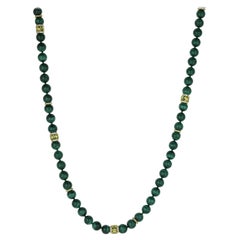 Collier de perles de malachite, or jaune 18 carats, diamants blancs et péridots