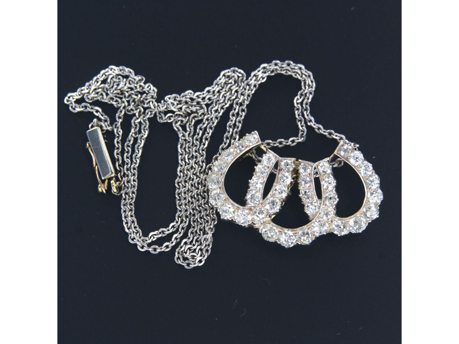 Collar de oro blanco de 14 quilates con un colgante de oro y plata engastado con diamantes talla mina antigua de hasta 2,50 quilates - G/H - SI - 50 cm de largo

Descripción detallada:

El collar mide 50 cm de largo y 1,0 mm de ancho.

El colgante