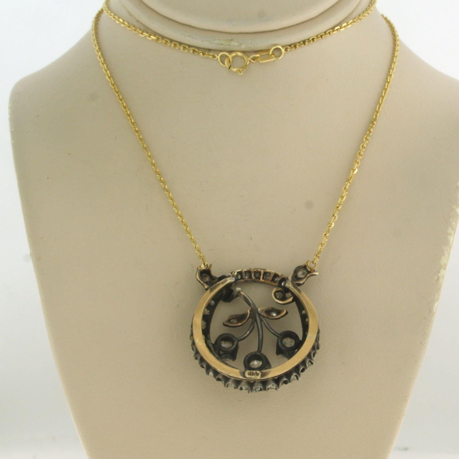 14k yellow gold necklace with a gold and silver center piece set with old mine cut diamonds. 3.50ct – G/H – SI – 45 cm long

Detailed description:

the necklace is 45 cm long and 0.7 mm wide

The center piece of necklace has a diameter of 2.5 cm