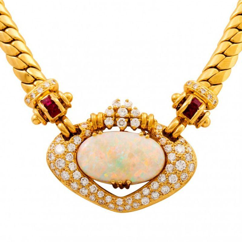 approx. WEISS-LGW (H-J)/VS-SI, rubies approx. 0.63 ct, oval opal with a beautiful play of colors approx. 5.9 ct, GG 18K, 39 g, L: 43 cm, late 20th century, good receipt. (23.1)

 Necklace with beautiful oval opal approx. 5.9 ct, 4 carré-cut rubies