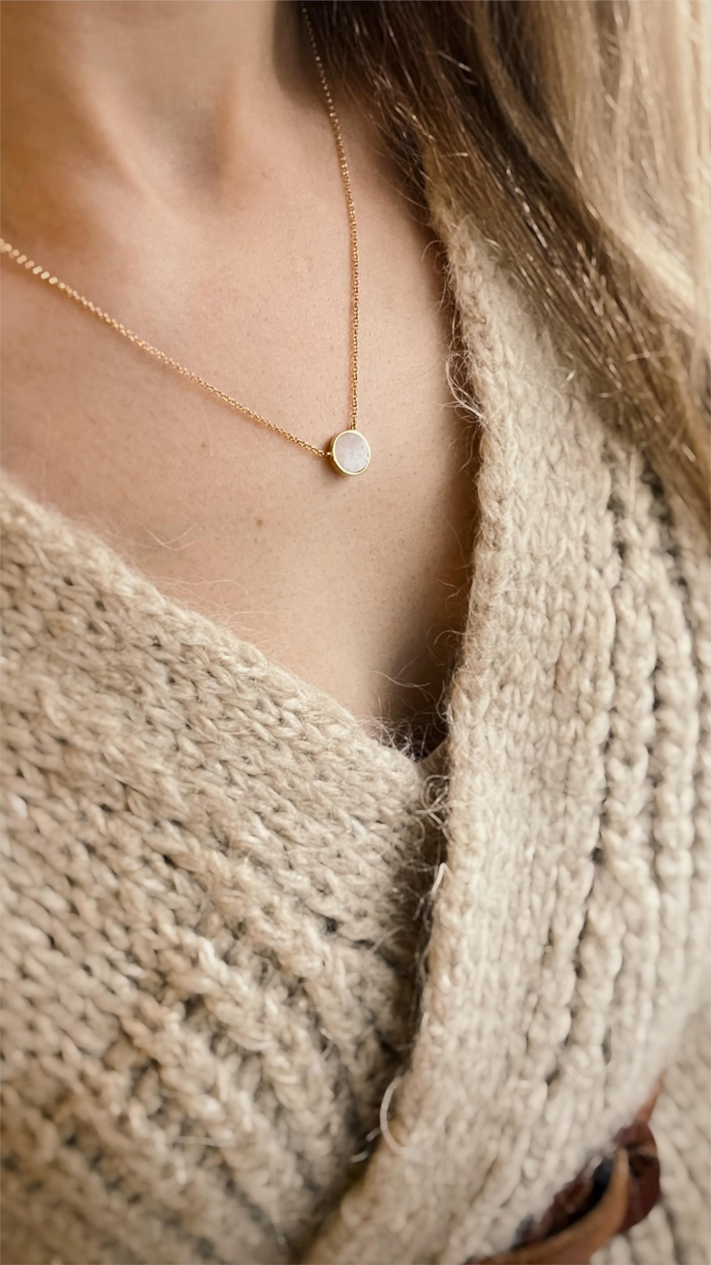 Our gold necklace with a white stone is made for you if you love timeless classics. It will be a beautiful complement to both your minimalist and chic outfits. Maybe you are looking for jewellery to add an extra touch to your wedding look? This