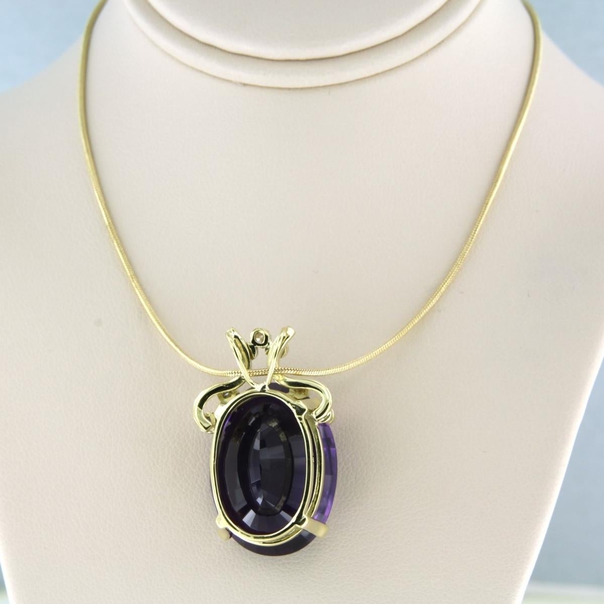 Collier en or jaune 14k avec un pendentif en or jaune 18k serti d'une améthyste jusqu'à 20.00ct et d'un diamant taille brillant jusqu'à 0.15ct - F/G - VS/SI - longueur 50 cm

description détaillée :

Le collier mesure 50 cm de long et 0,9 mm de