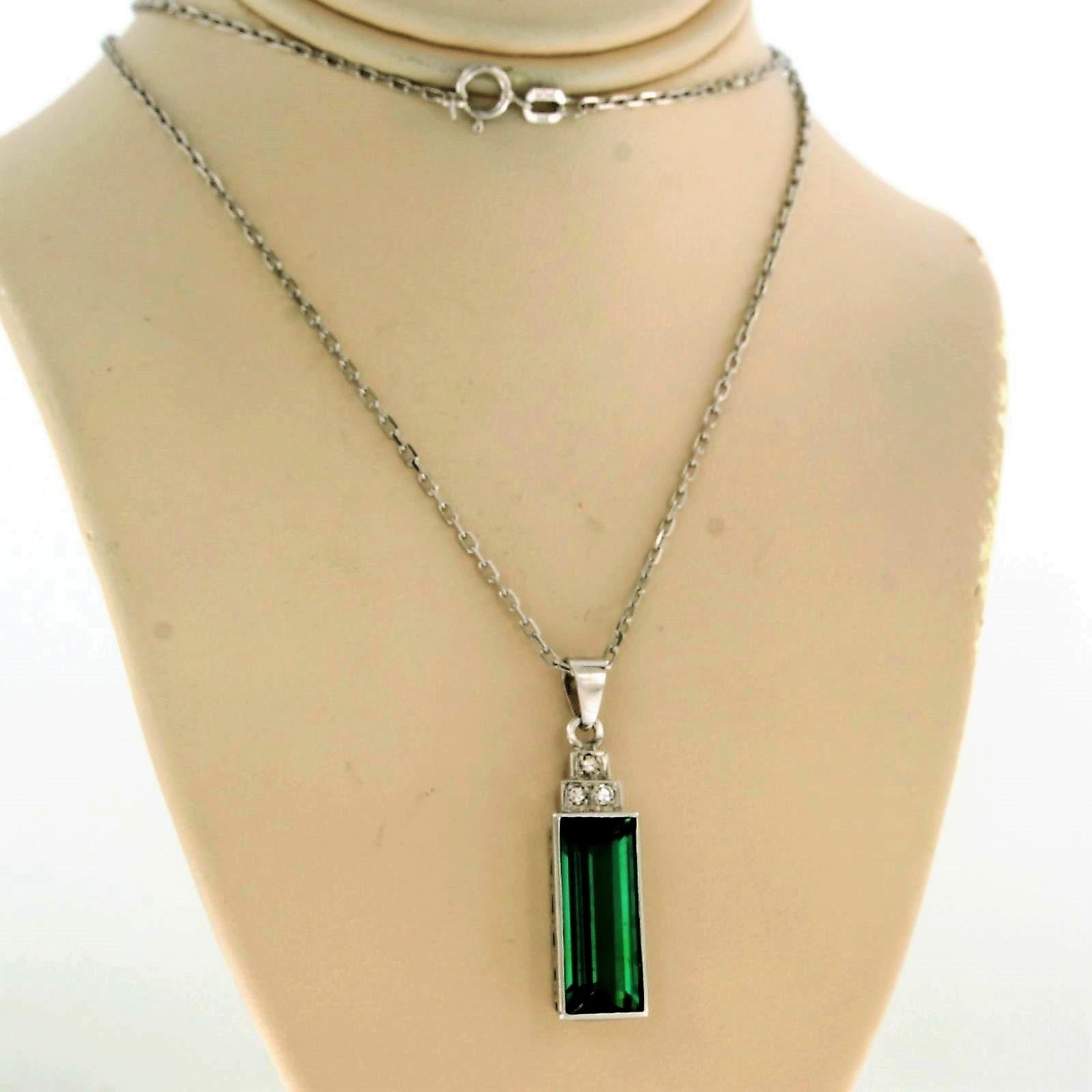 14 kt white gold necklace with pendant set with tourmaline 3.00 ct and single cut diamond 0.12 ct F/G VS/SI - 50 cm

detailed description:

the necklace is 50 cm long and 1.0 mm wide

the pendant is 3.3 cm long by 8.2 mm wide

weight 5.8