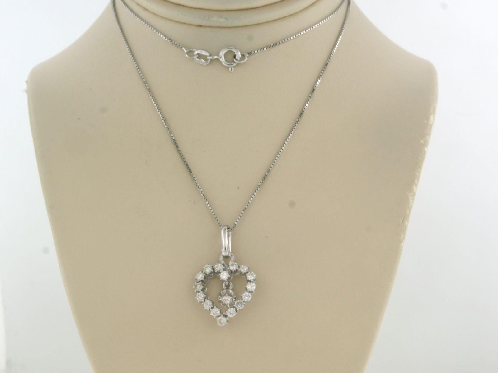 La lunghezza della collana è di 42 cm di lunghezza per 0,7 mm di larghezza.

La dimensione del ciondolo è di 2,4 cm di lunghezza per 1,4 cm di larghezza.

peso: 3,5 grammi

Set con

- 17 x 2,0 mm di diamante taglio brillante, circa 0,50 carati in