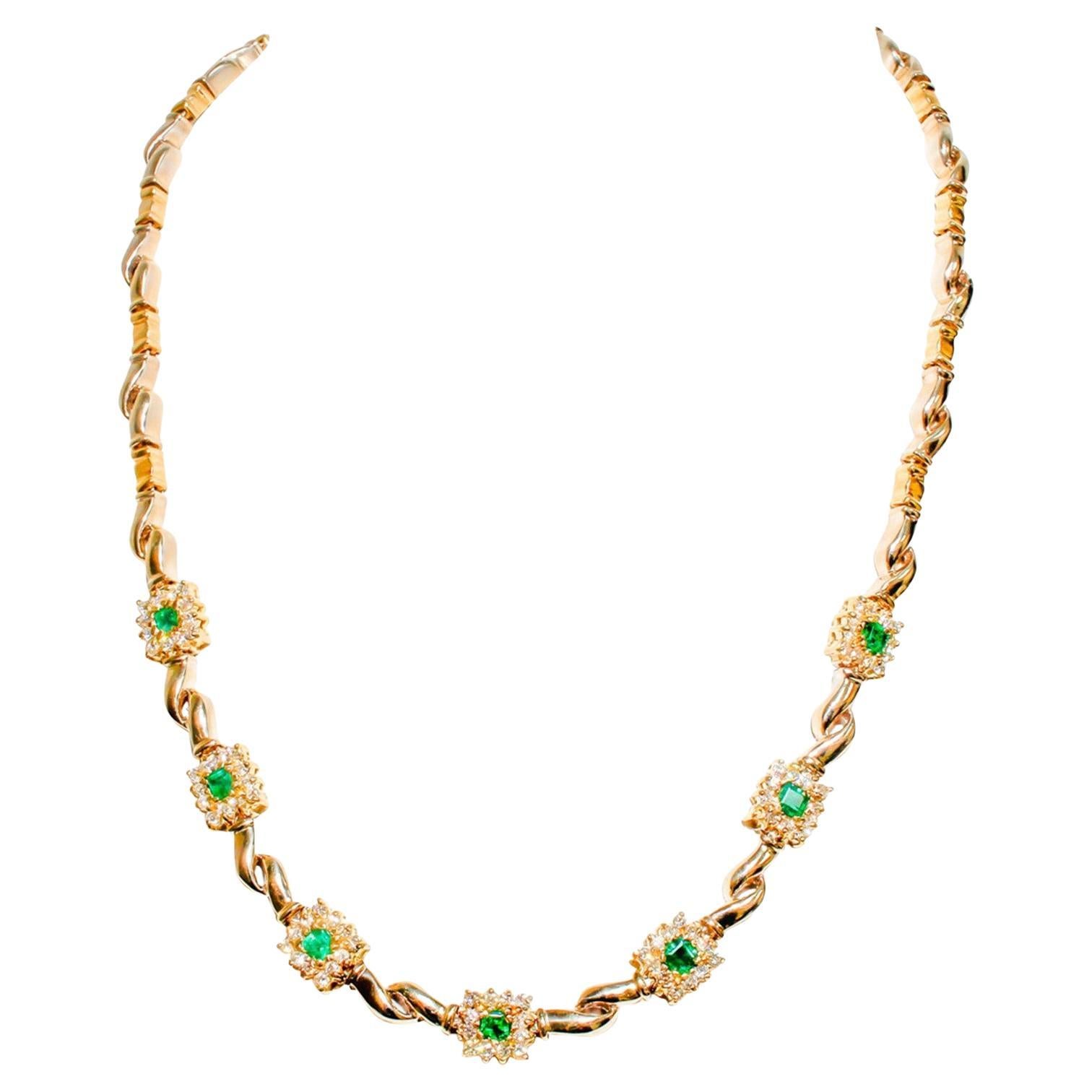 Collana con diamanti rotondi incastonati e smeraldi. D1,75ct. Smeraldo 1,25ct in vendita