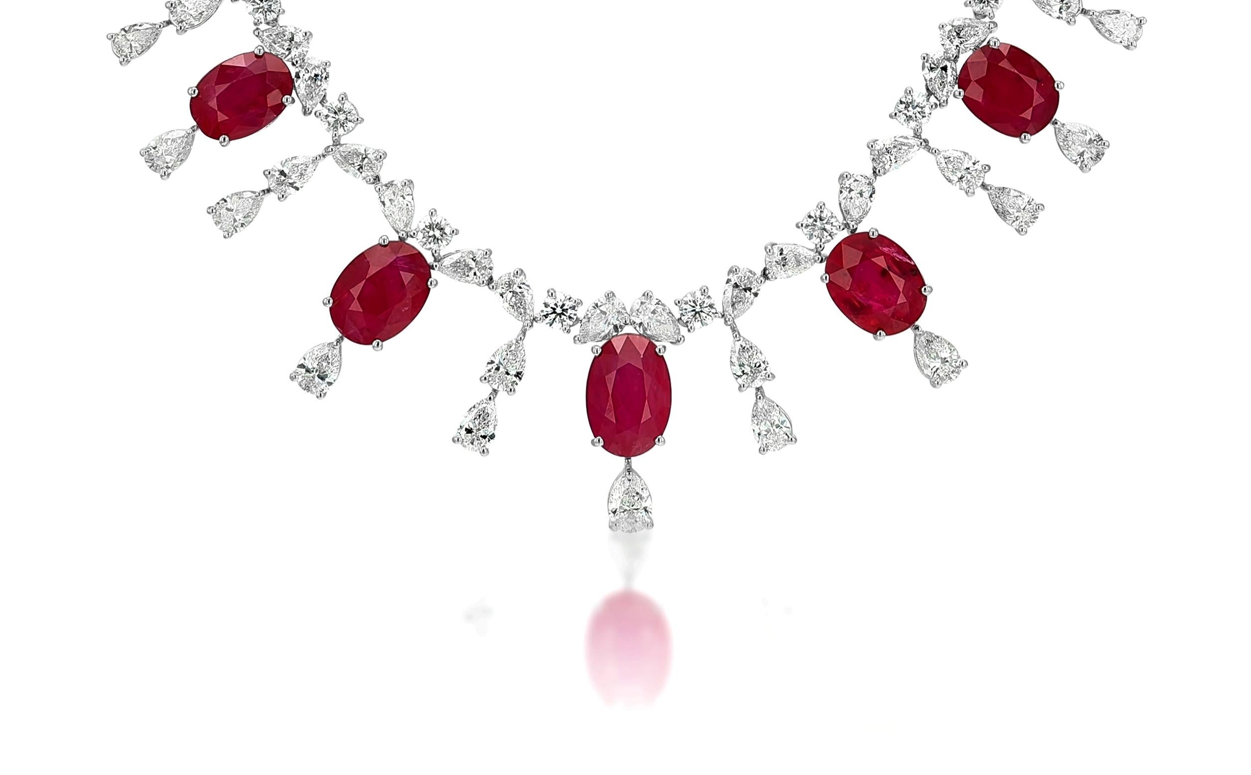 Artículo nº 8248

Collar de oro blanco de 18 quilates para señora con diamantes blancos naturales de 16,36 ct y 34,74 ct  Rubí natural de forma ovalada. 

Collar certificado por el GIA con numerosos diamantes casi incoloros talla pera y brillantes