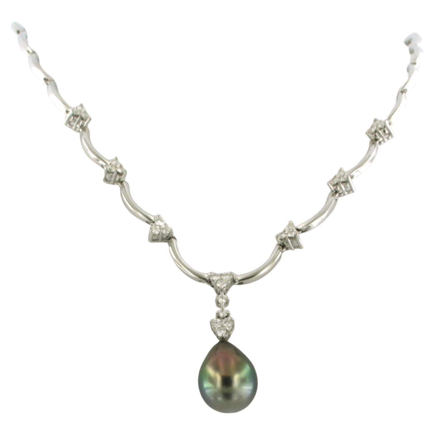 18k white gold necklace with a drop-shaped Tahiti pearl and brilliant cut diamonds up to . 0.89ct - F/G - VS/SI - 40 cm long

detailed description:

the length of the necklace is 40 cm long by 1.7 mm wide

The size of the center piece is 2.9 cm by